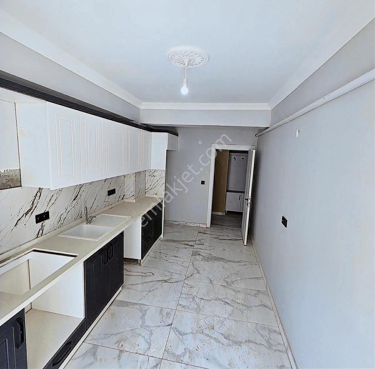 Burhaniye Merkezde Ebeveyn Banyolu Geniş 2+1 Daire - Görsel 6