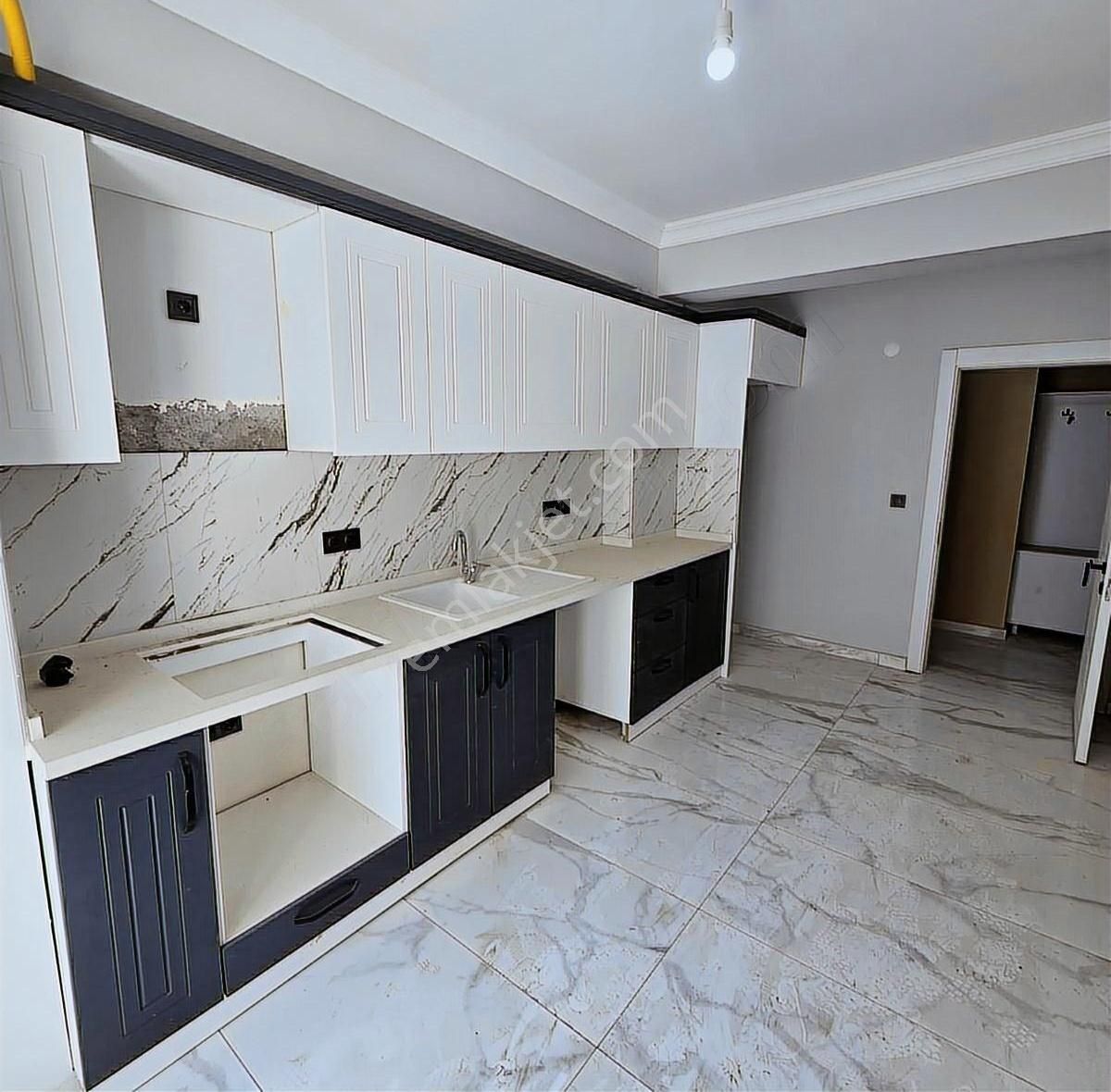 Burhaniye Merkezde Ebeveyn Banyolu Geniş 2+1 Daire - Görsel 4