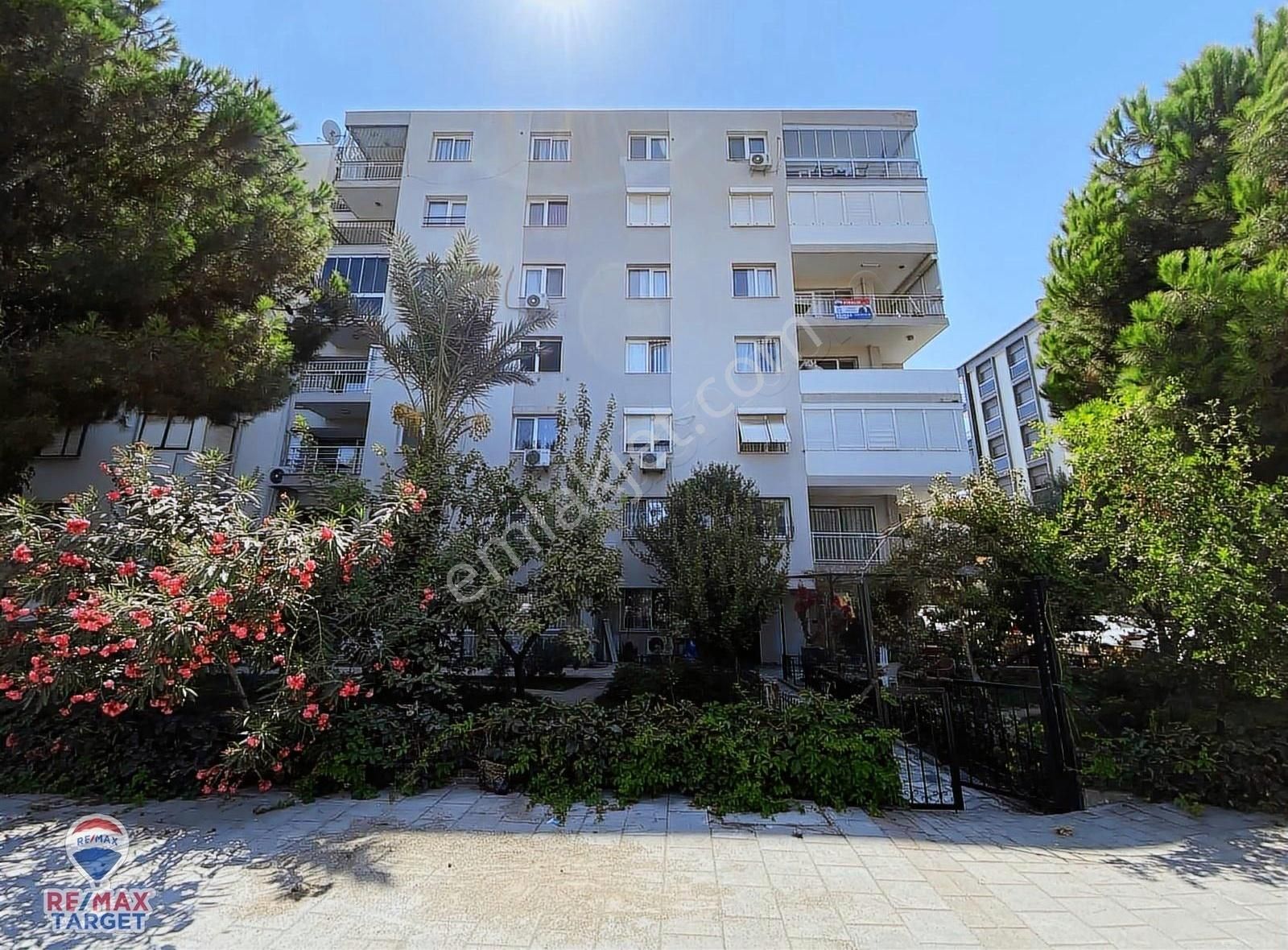 Bostanlı'da Önü Açık 3+1 Geniş Asansörlü Kiralık Daire