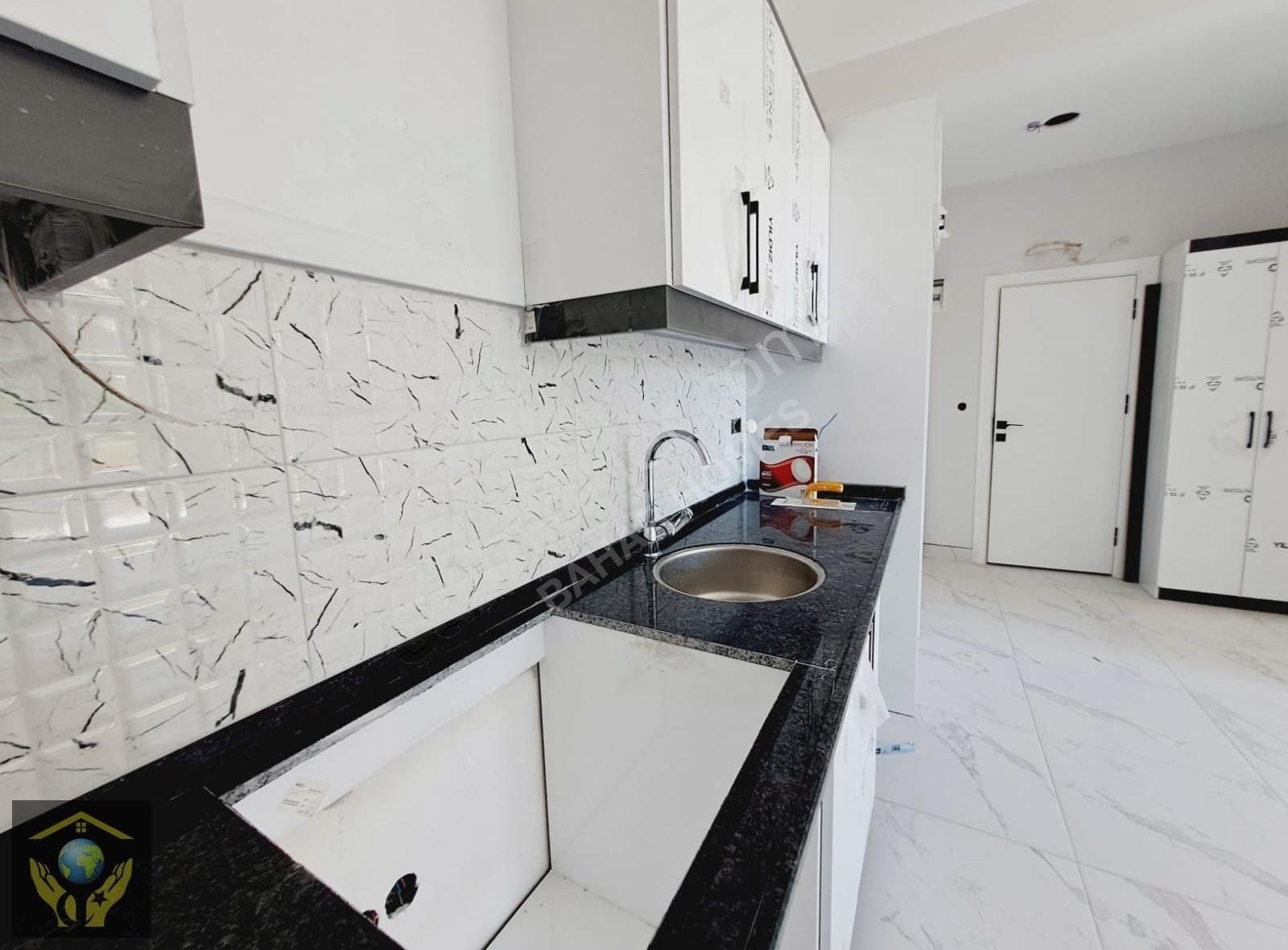 Çok Geniş Ferah 60m2 Büyük Havuzlu Merkezi Konumda Cadde Üzeri F - Görsel 18