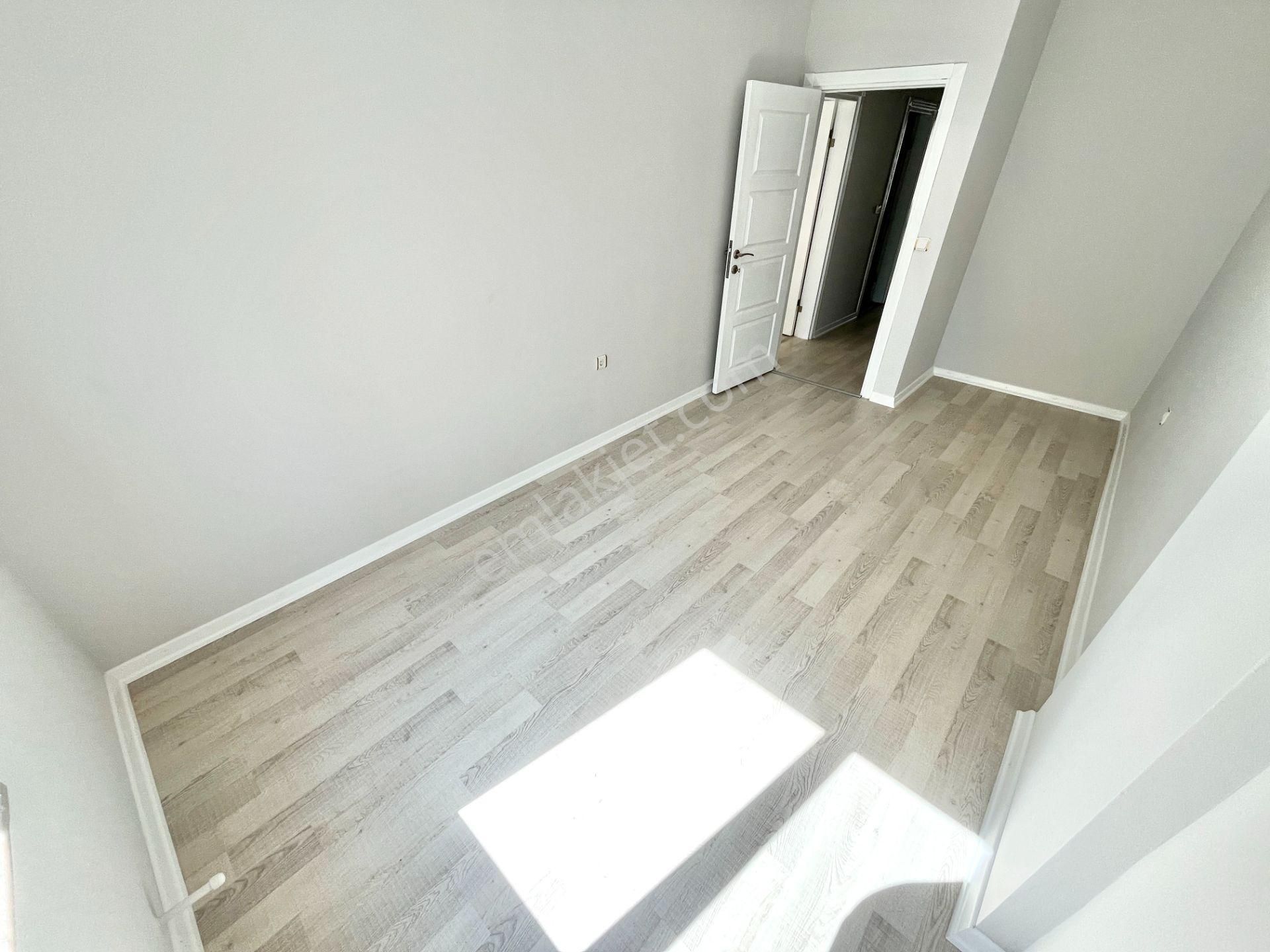 Cadde'den Sahile Yakın Yeni Binada Ön Cephe Geniş Kullanım 2+1 - Görsel 35