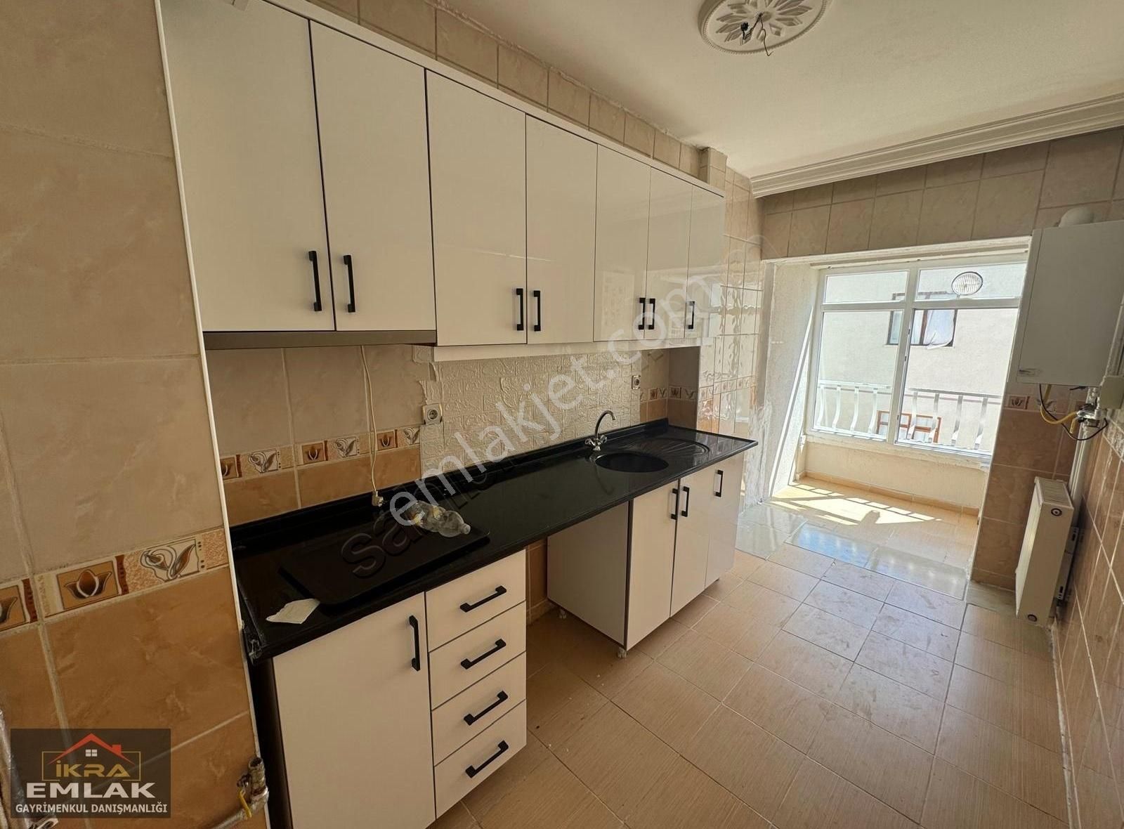 İkra Emlak'tan Kayalar Dörtyol Göbekte Ara Kat 3+1 Kiralık Daire