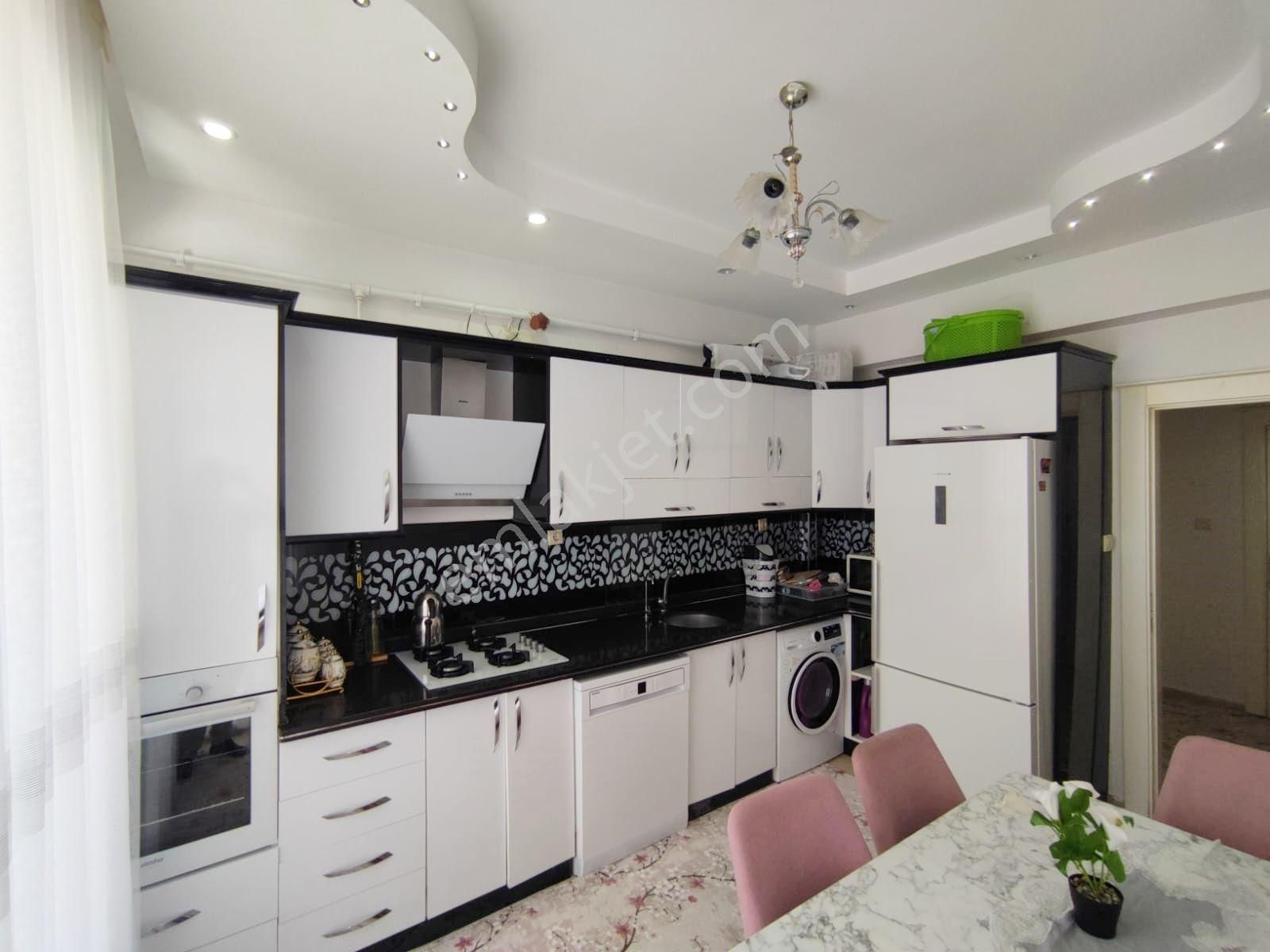 Beykent'te Çift Balkon Banyolu Garajlı 3+1 Geniş Oturumlu Daire - Görsel 3