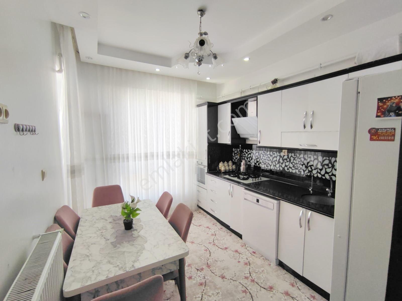 Beykent'te Çift Balkon Banyolu Garajlı 3+1 Geniş Oturumlu Daire - Görsel 2