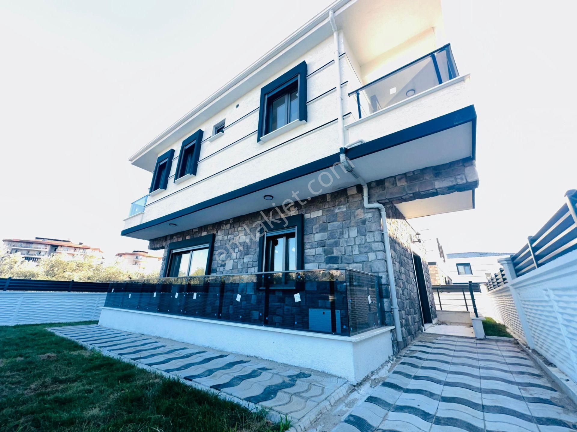 Edremit Kadıköy De 3+1müstakil Havuzlu Satılık Villa