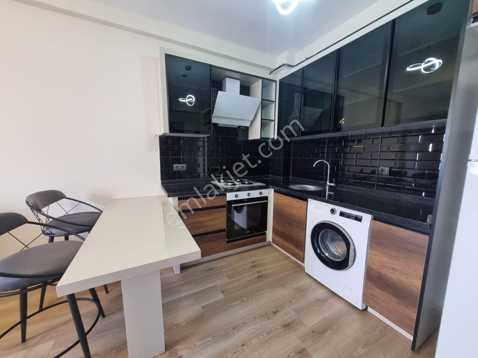 Karınca'dan Üniversite Cad. Muhteşem Konumda Sıfır Eşyalı 1+1