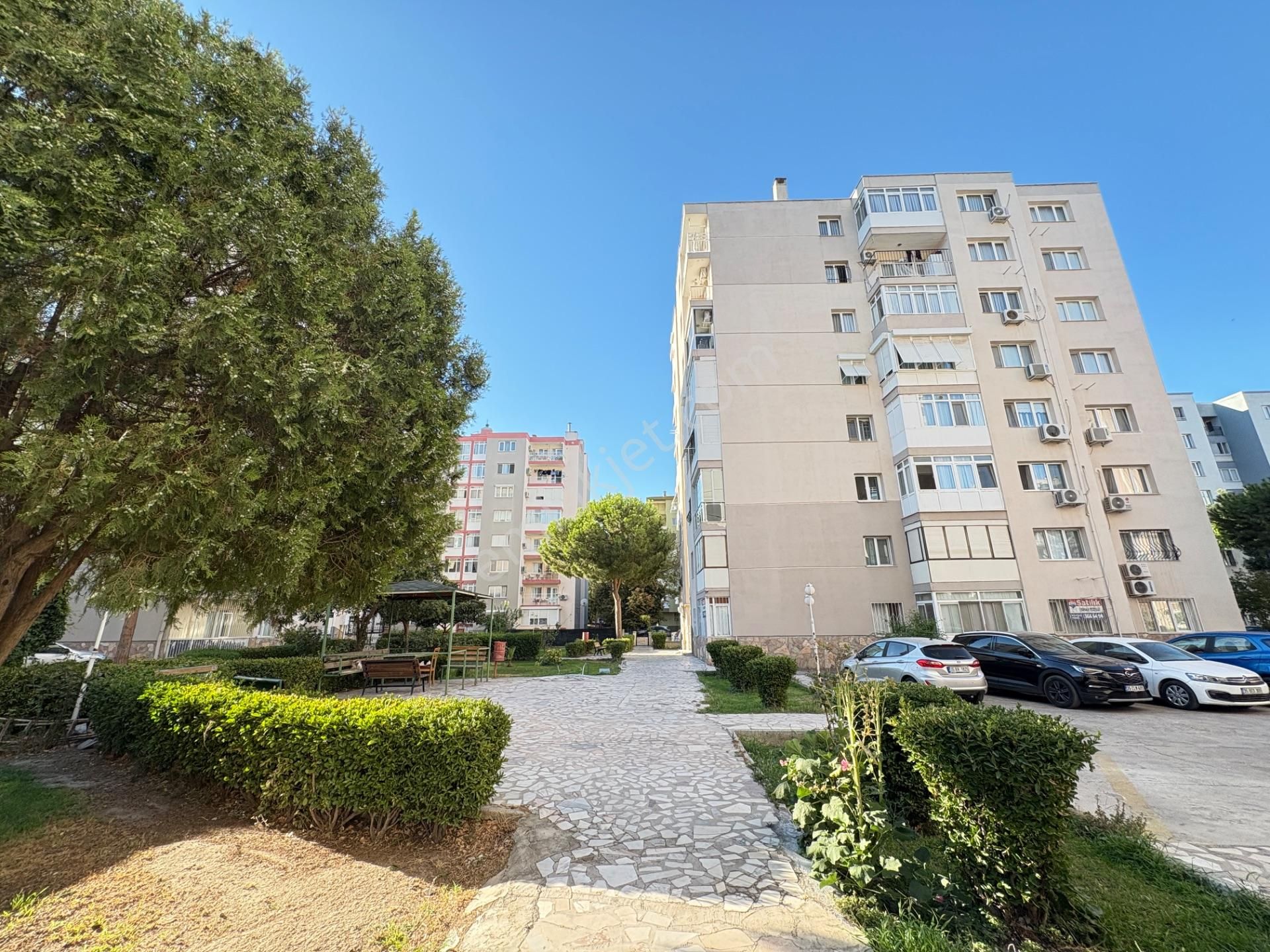 Bayraklı Manavkuyu’da Site İçerisinde Satılık Daire