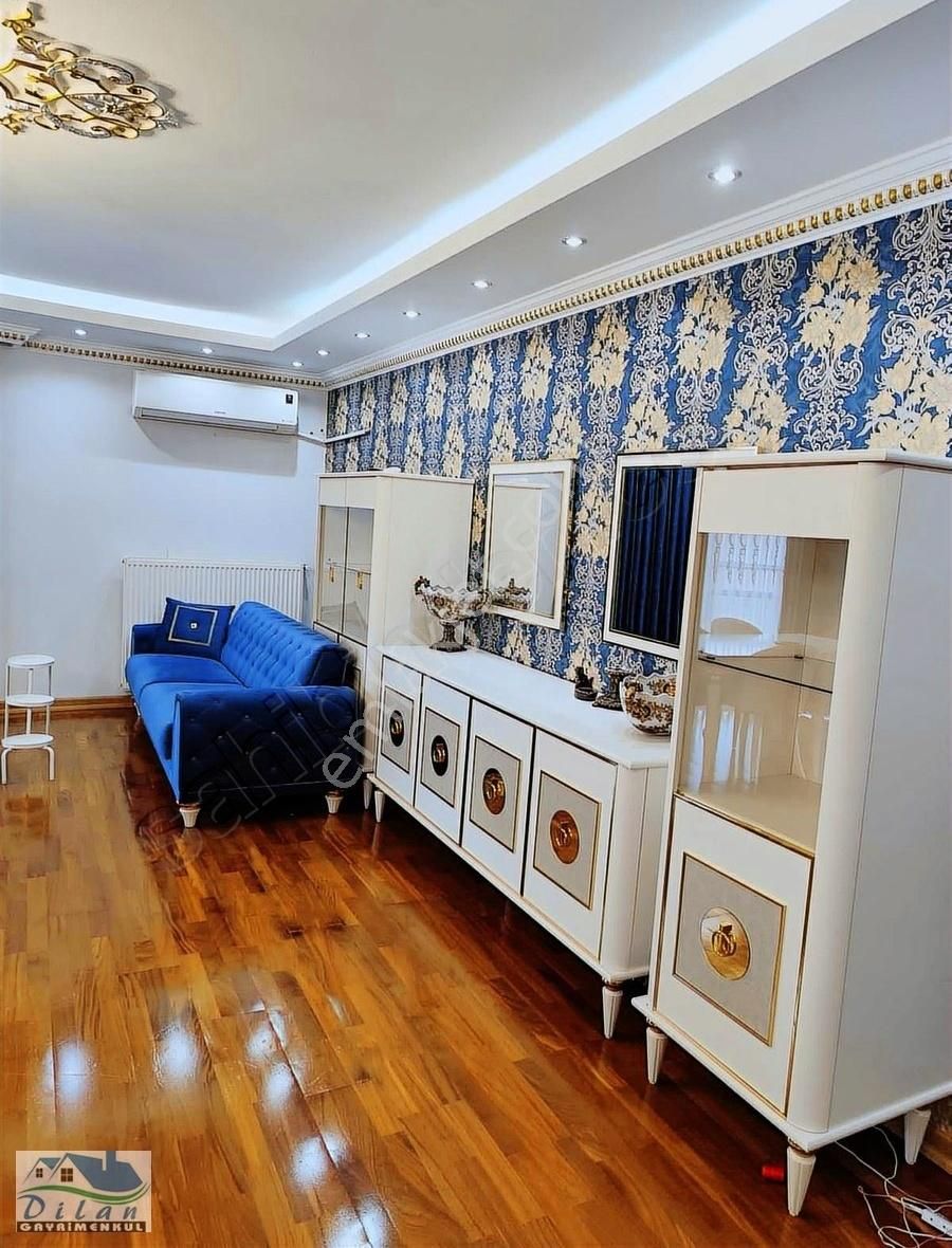 Cumhuriyet Mah. Metrobüse 2 Dakika Yürüme Cadde Cephe 220m²