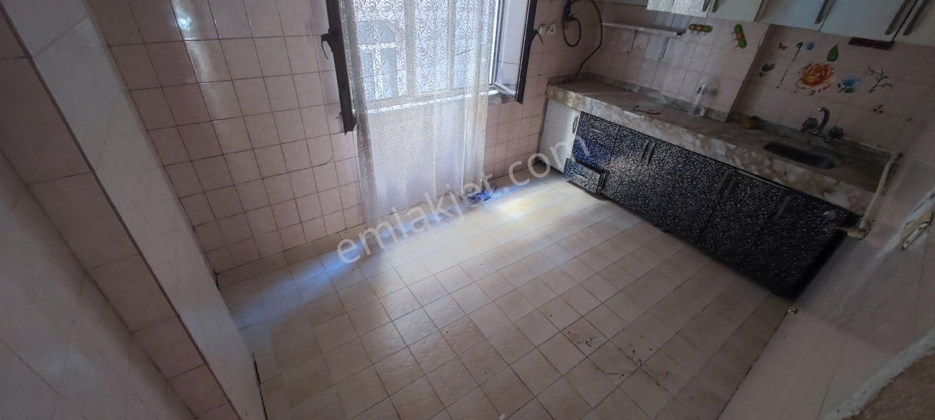 Bekara İsmetpaşa Mah.de Yabancı Kalabalık Aileye Uygun 3+1 150 M2 Temiz Orta Kat Daire