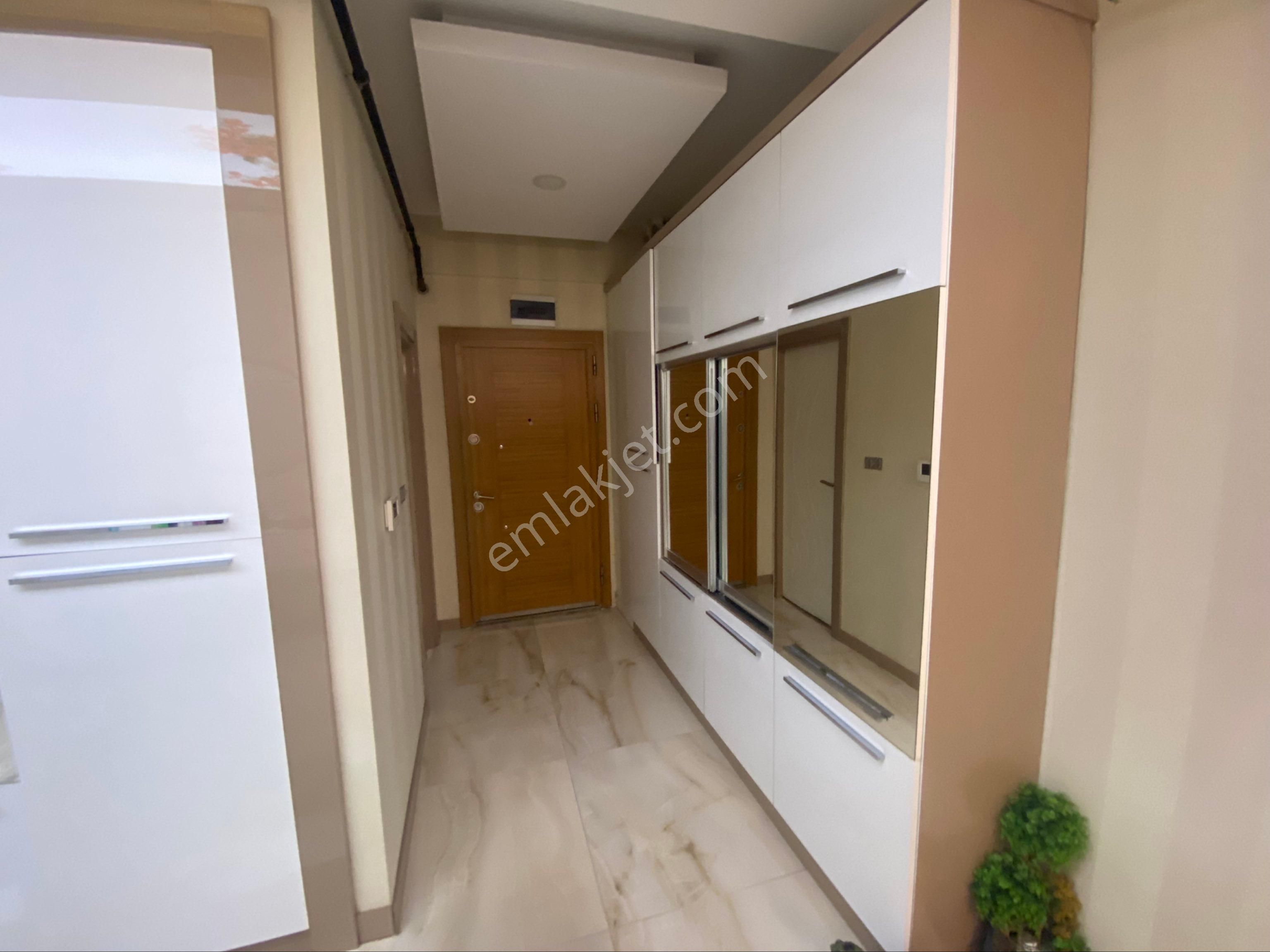 Sahibinden 4.5+1 Ulta Satılık Daire Winstown Civarında