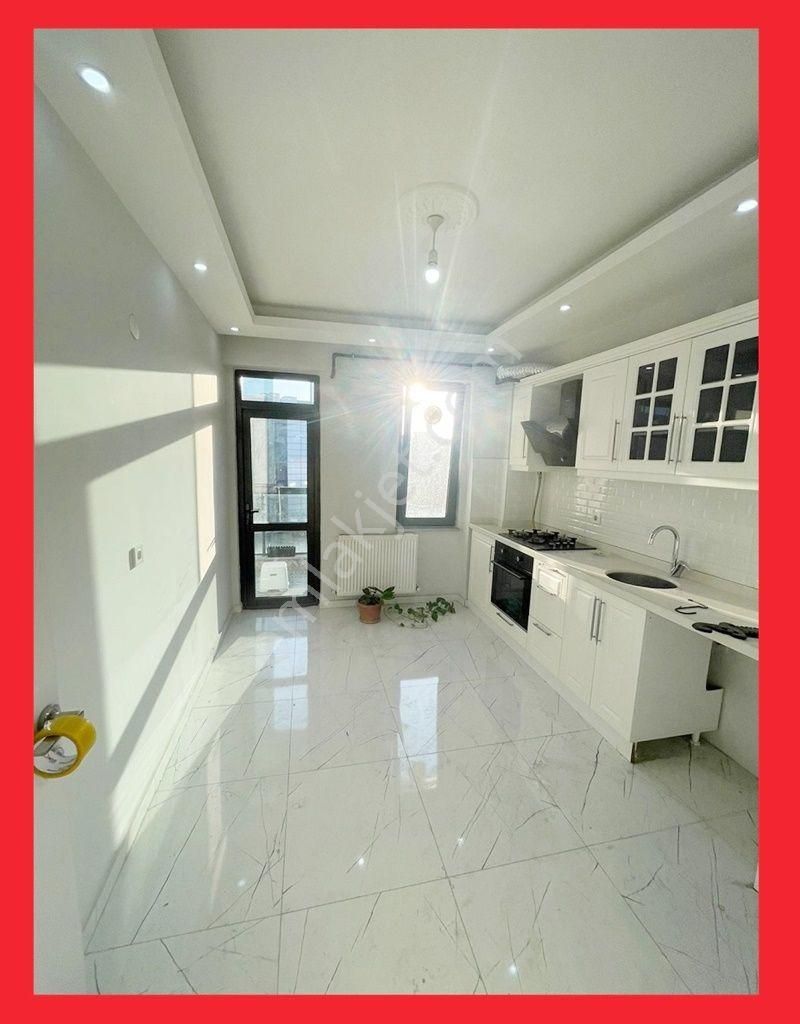 Rumeli Mahallesinde Cumhuriyet Parkına Yakın 4yıllık 115m2 2+1 Kiracılı Ara Kat