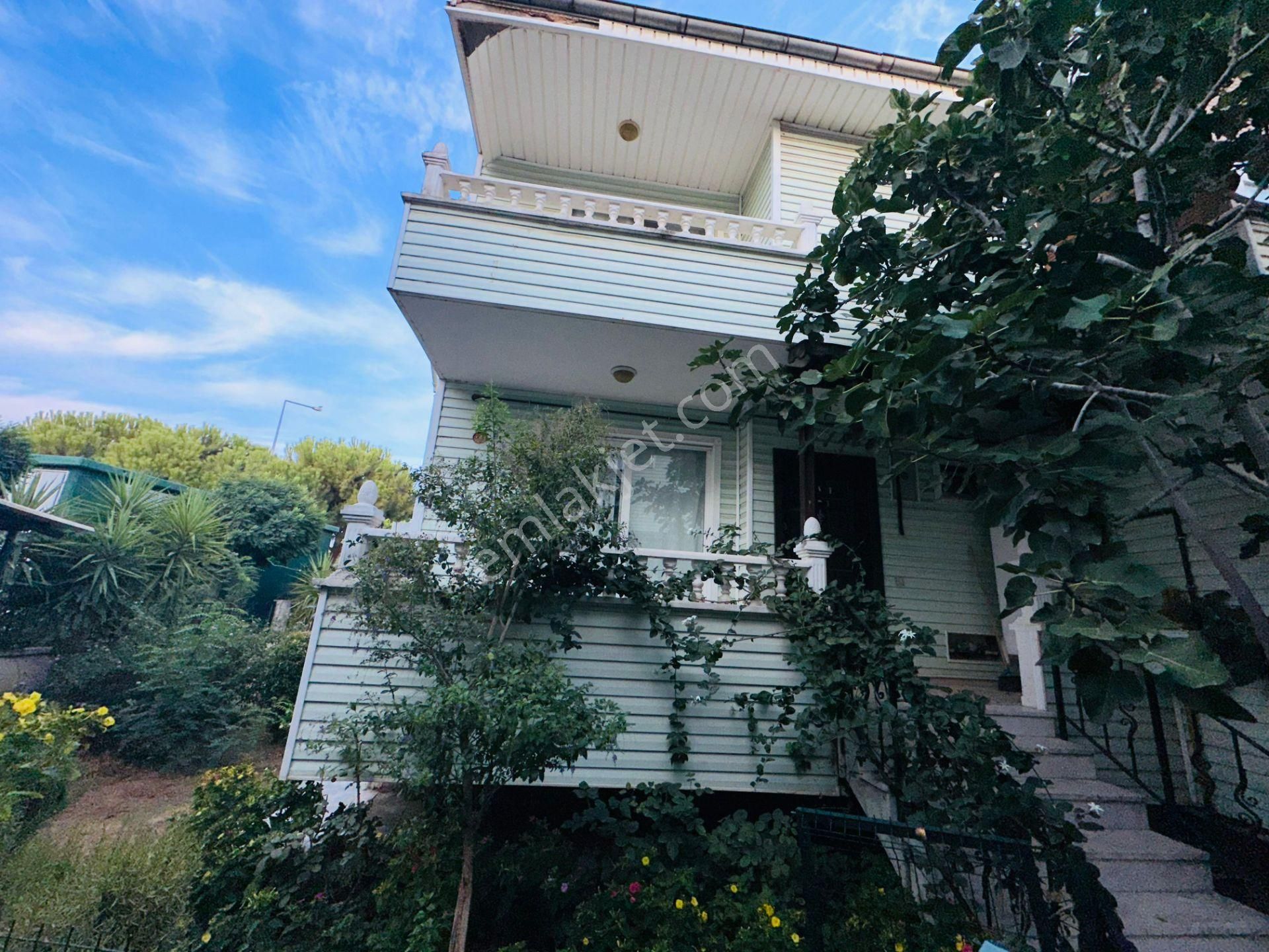Edremit İn Nezih Semtinde Çok Geniş 5+1 Satılık Villa