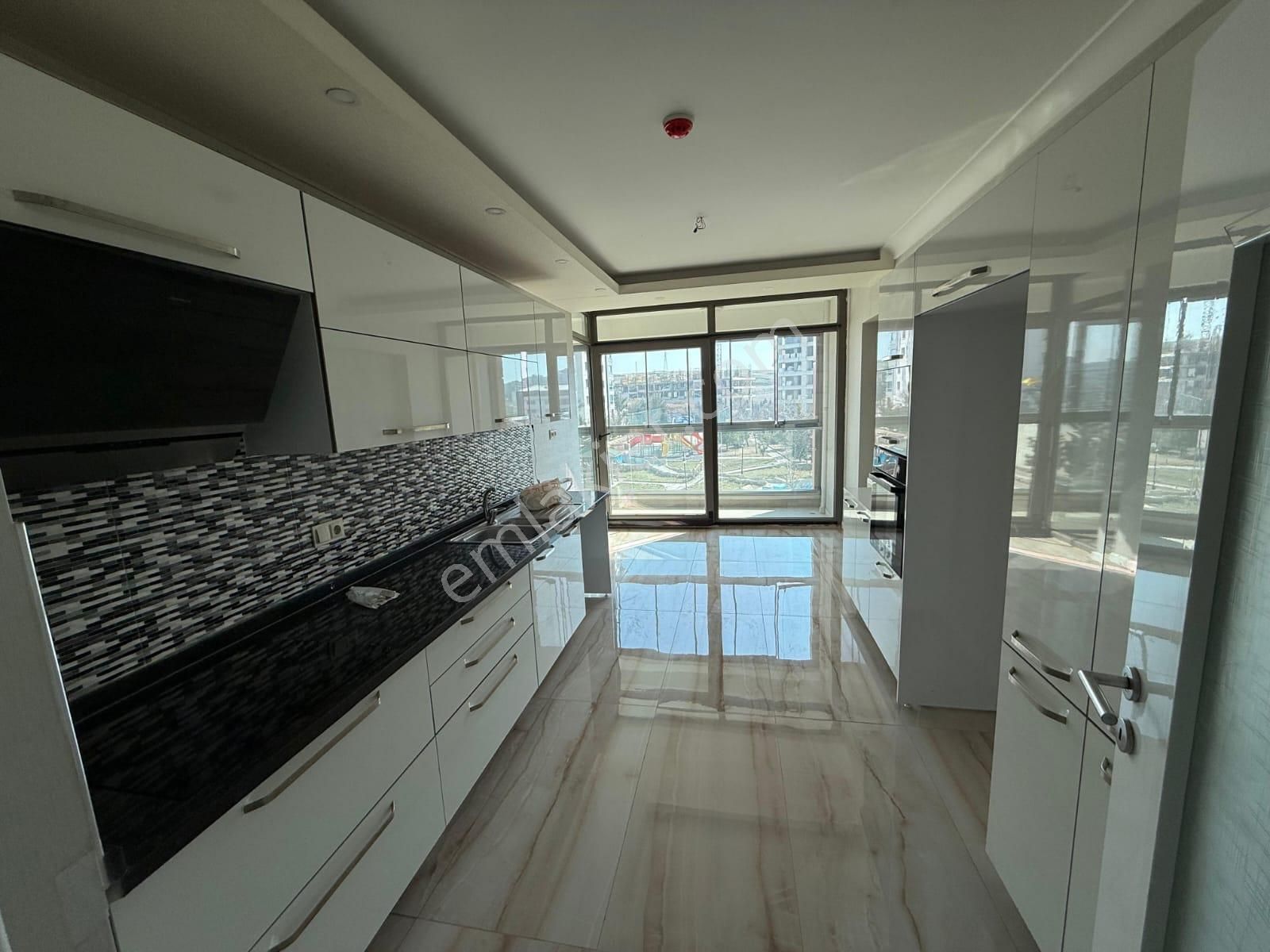 Kalecik Emlak'tan Teras Balkon E.banyolu Asansörlü 4+1 8.kat 150m²