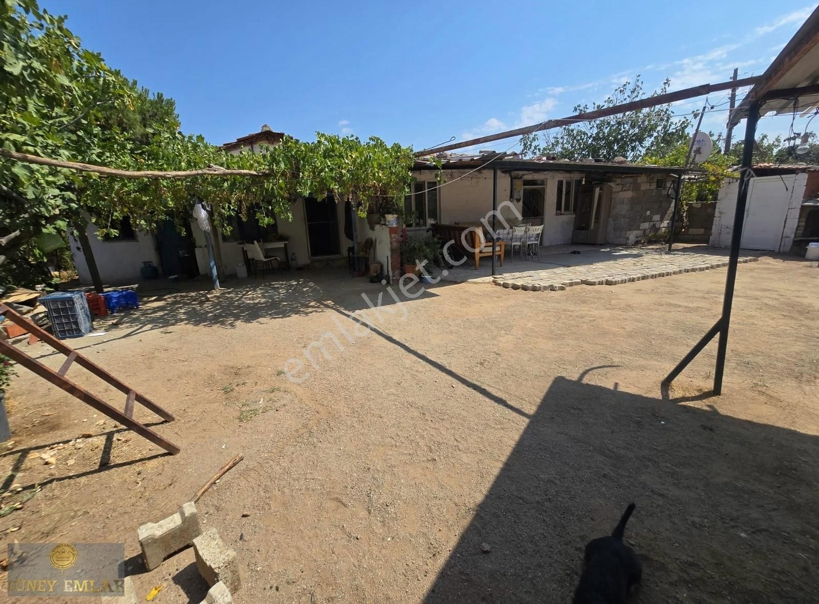 Ezine Yavaşlar Köyünde 492 M2 Arsa İçerisinde Satılık 2 Ev
