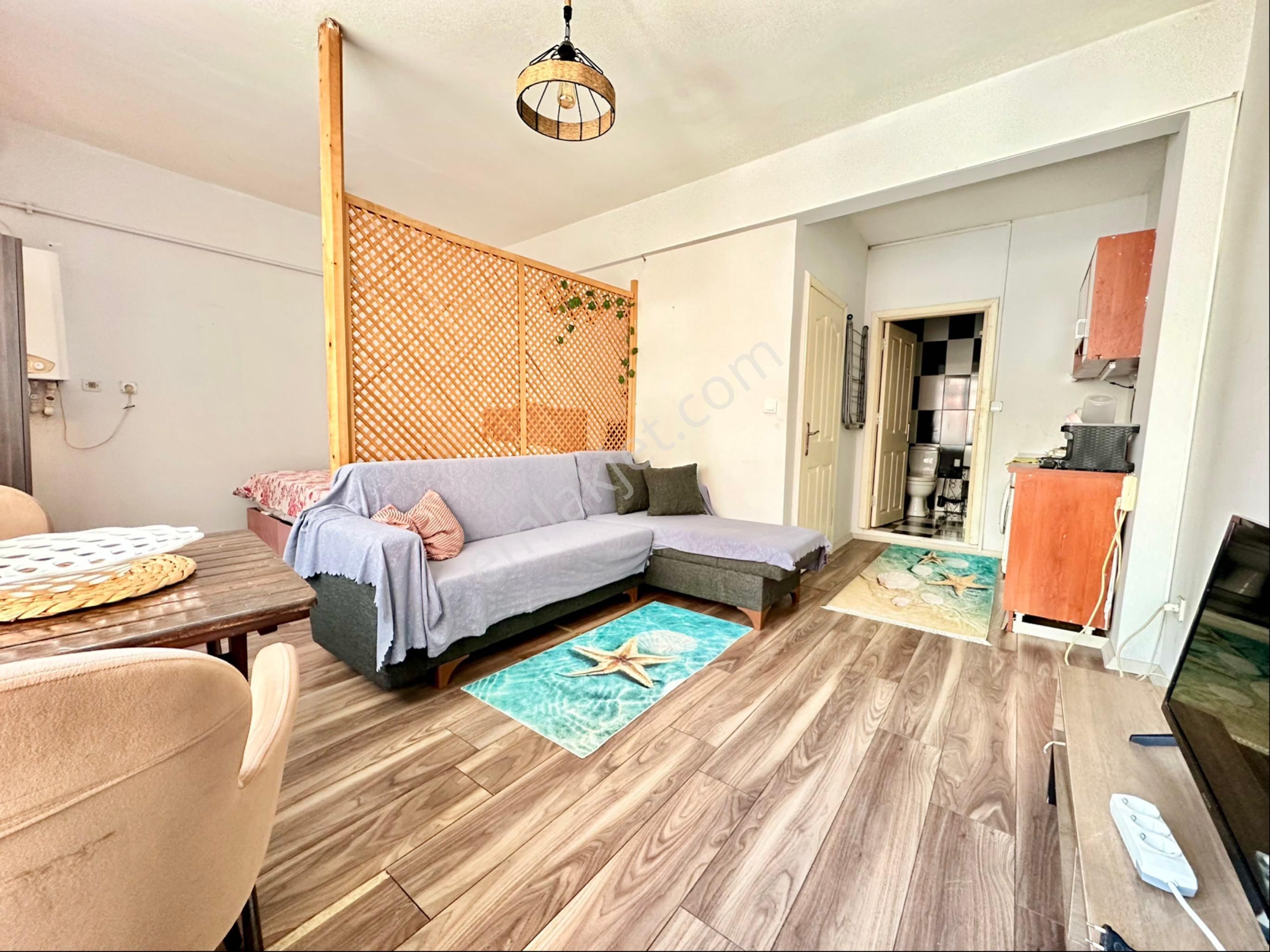 Kadıköy Merkez'de 1. Kat Kombili 1+1'imsi Eşyalı Kirâlık Daire