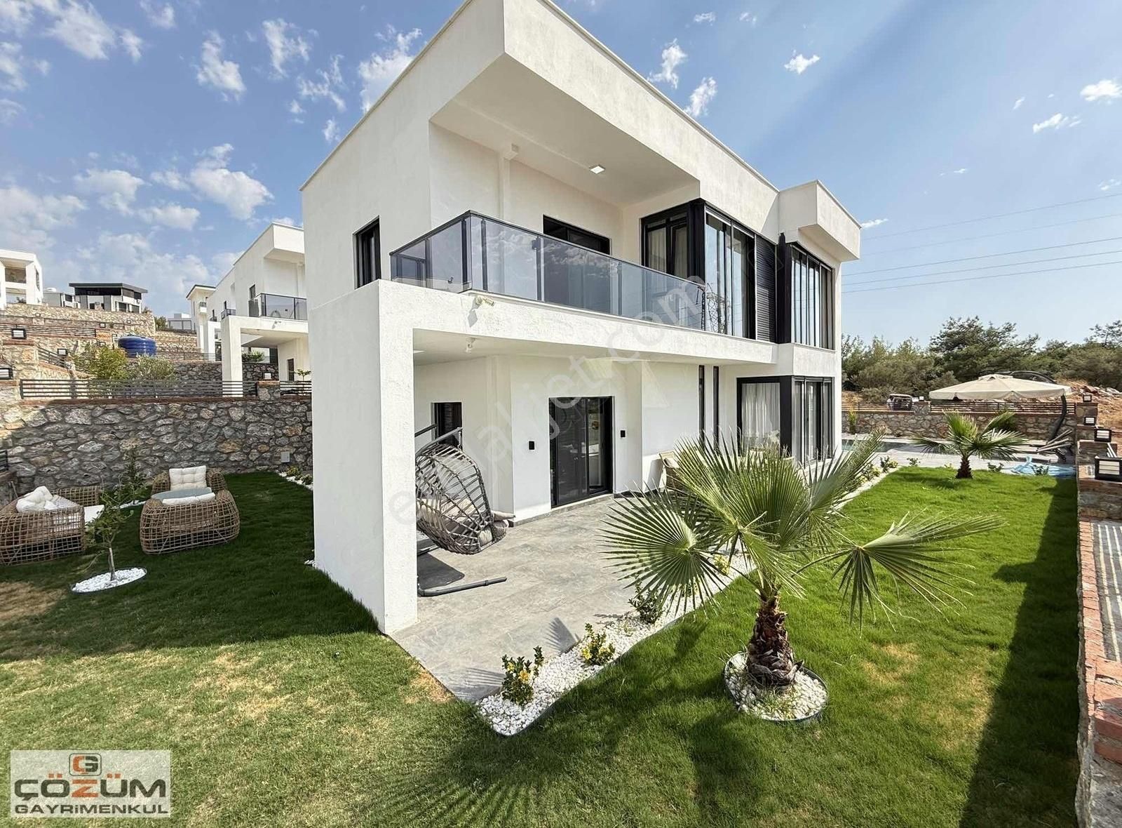 Çoook Pazarlıklı! Akbükte Seyir Keyfi Yüksek Villa!