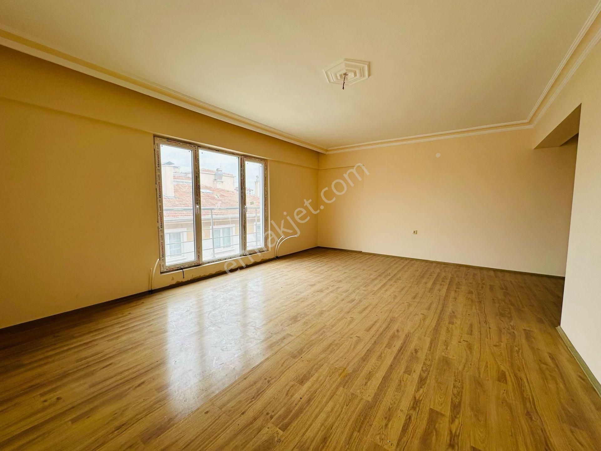 Karapürçek'te Uçaklı Park Yakınında Asansörlü Ebeveyn Banyolu 3+1 Ara Kat Satılık Daire !! - Görsel 2