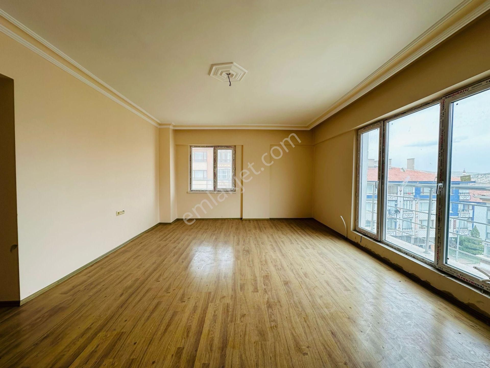 Karapürçek'te Uçaklı Park Yakınında Asansörlü Ebeveyn Banyolu 3+1 Ara Kat Satılık Daire !! - Görsel 5