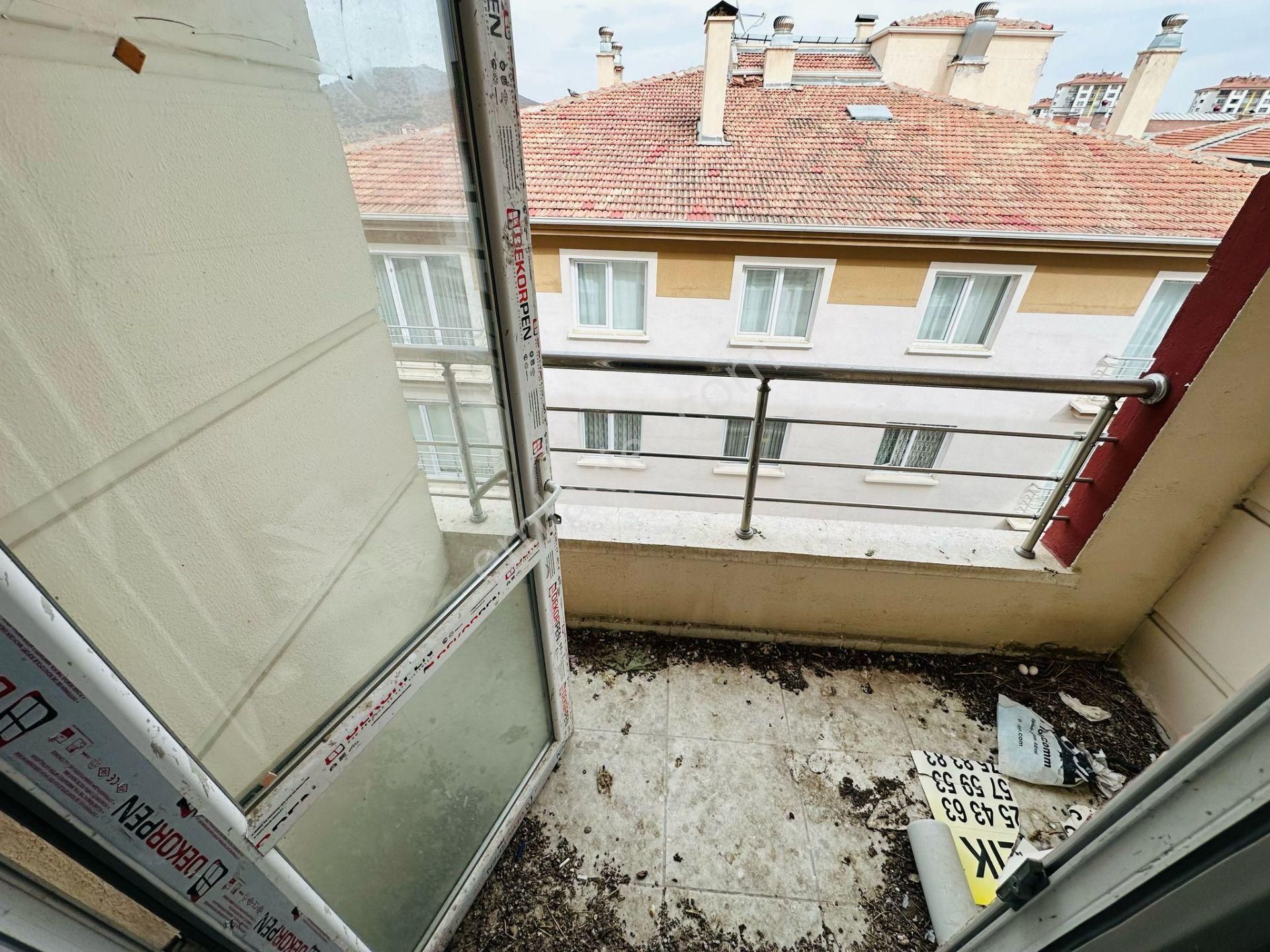 Karapürçek'te Uçaklı Park Yakınında Asansörlü Ebeveyn Banyolu 3+1 Ara Kat Satılık Daire !! - Görsel 26