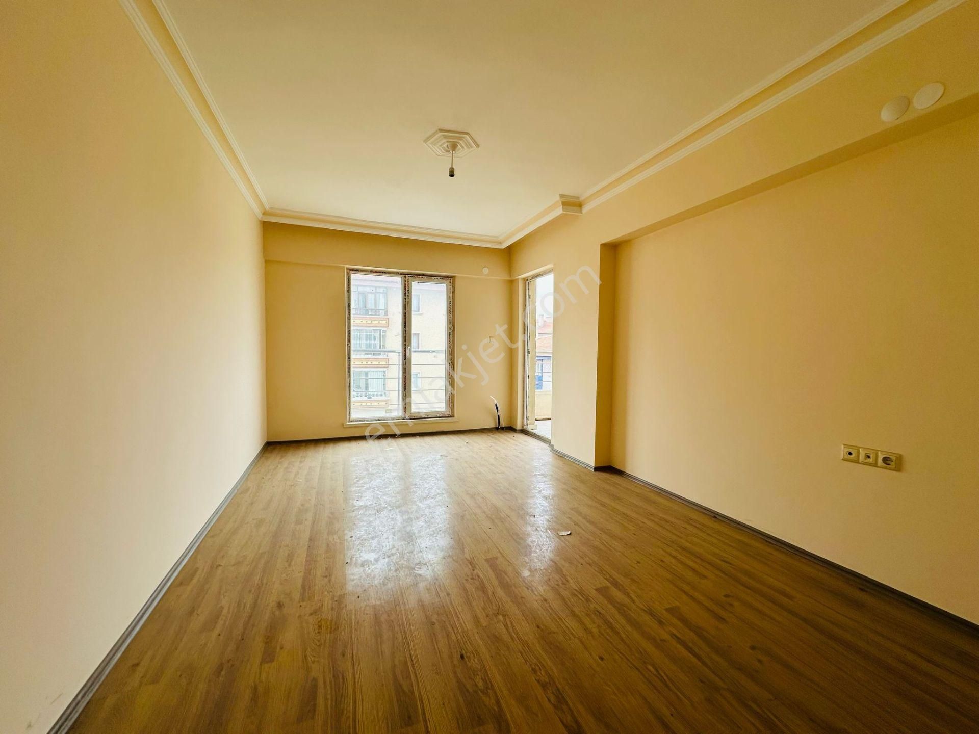 Karapürçek'te Uçaklı Park Yakınında Asansörlü Ebeveyn Banyolu 3+1 Ara Kat Satılık Daire !! - Görsel 7