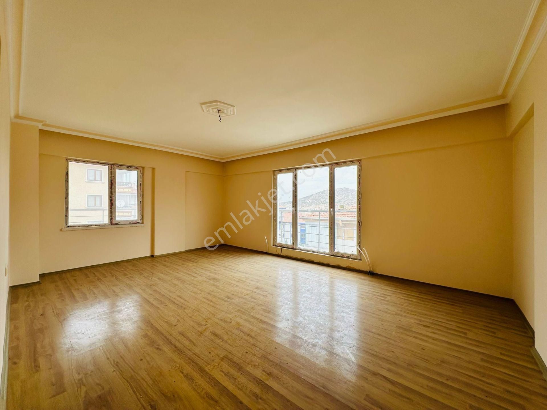 Karapürçek'te Uçaklı Park Yakınında Asansörlü Ebeveyn Banyolu 3+1 Ara Kat Satılık Daire !!