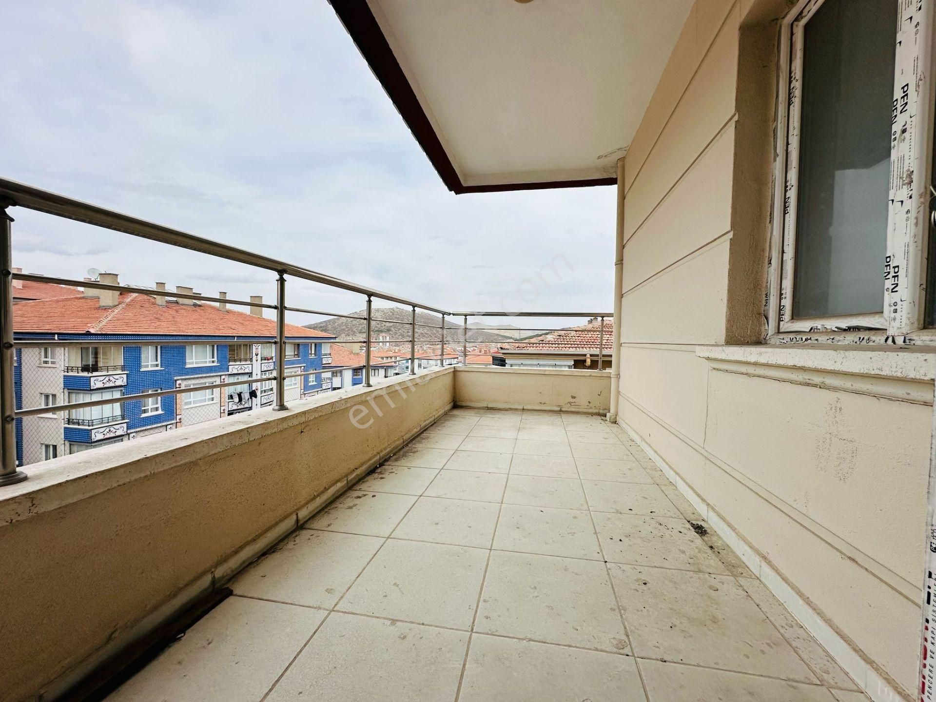 Karapürçek'te Uçaklı Park Yakınında Asansörlü Ebeveyn Banyolu 3+1 Ara Kat Satılık Daire !! - Görsel 24