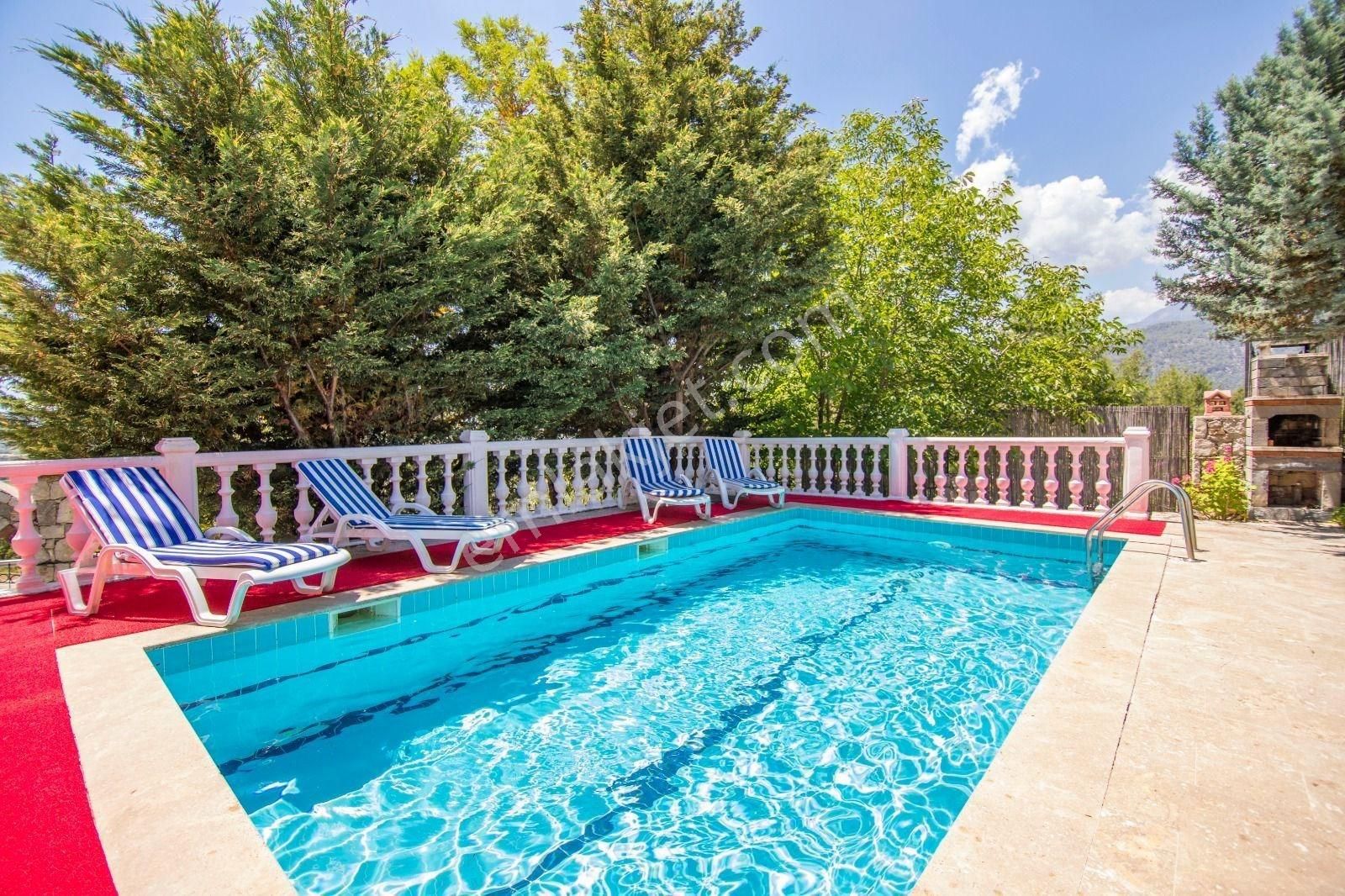 Fethiye Üzumlu’de Satılık Taş Villa – Özel Havuzlu, Dağ Manzaralı, Şömineli