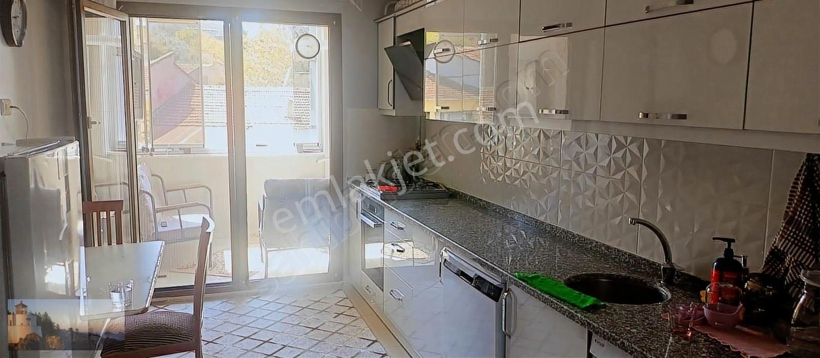 Hisar Da 3+1 Asansörlü,17 Yıllık,otoparklı.iki Balkonlu.