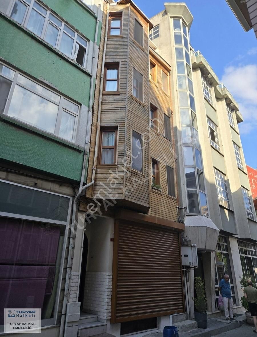 Yedikule'de Müstakil Triplex, Girişte Dükkanı Olan Satılık Bina