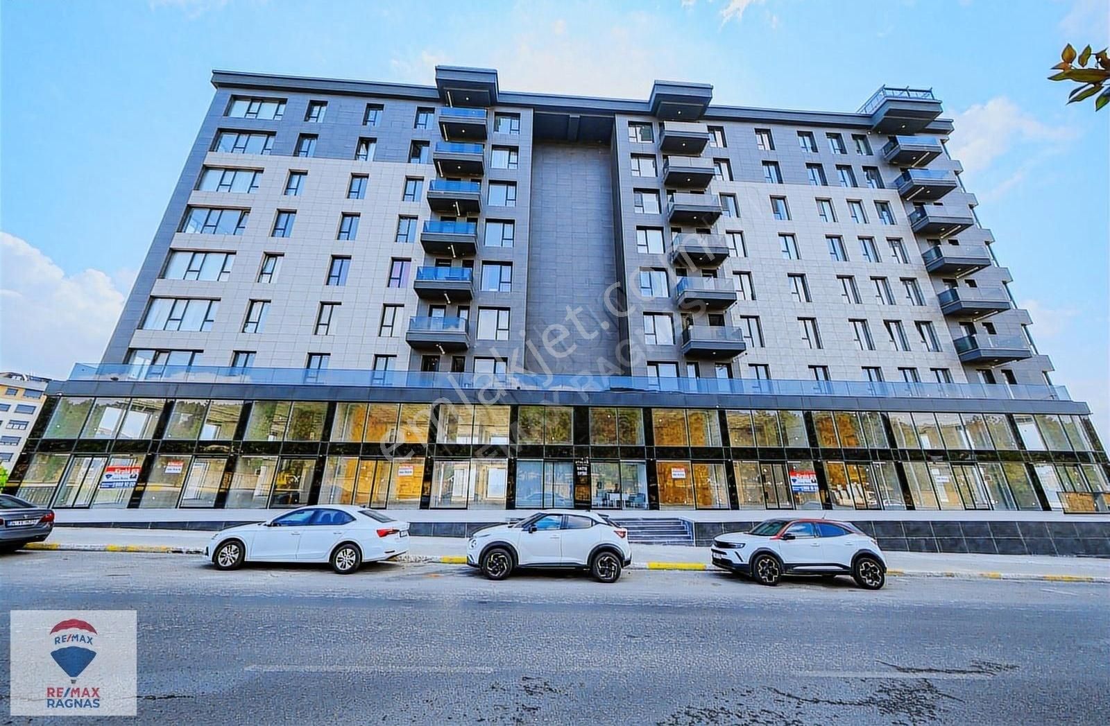 Atalar Bulvar'da Cadde Cepheli Giriş Kiralık Büro Ofis İşyeri