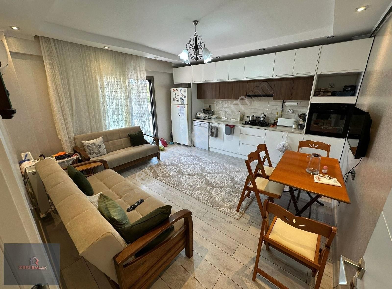 Zeki Emlak'tan Muradiye'de Havuzlu Site İçinde 2+1 Kiralık Daire