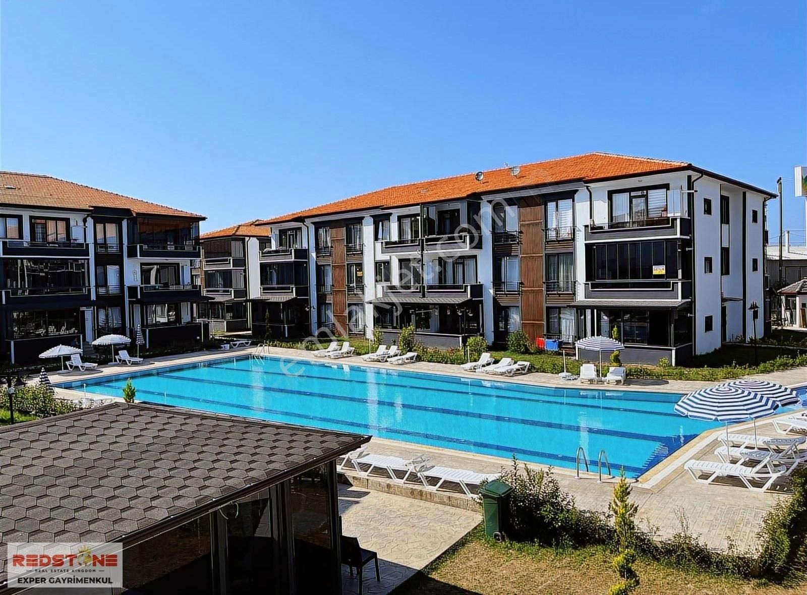 Havuzlu Sitede Güvenlikli Asansörlü Ara Kat Sıfır 2+1 Daire