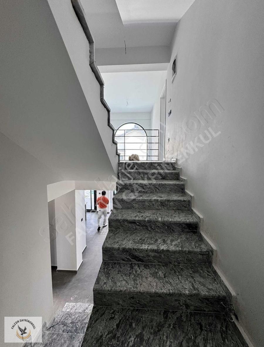 Çiftlik'de 300 M2 Arsa İçerisinde 180 M2 4+1 Satılık Villa - Görsel 4