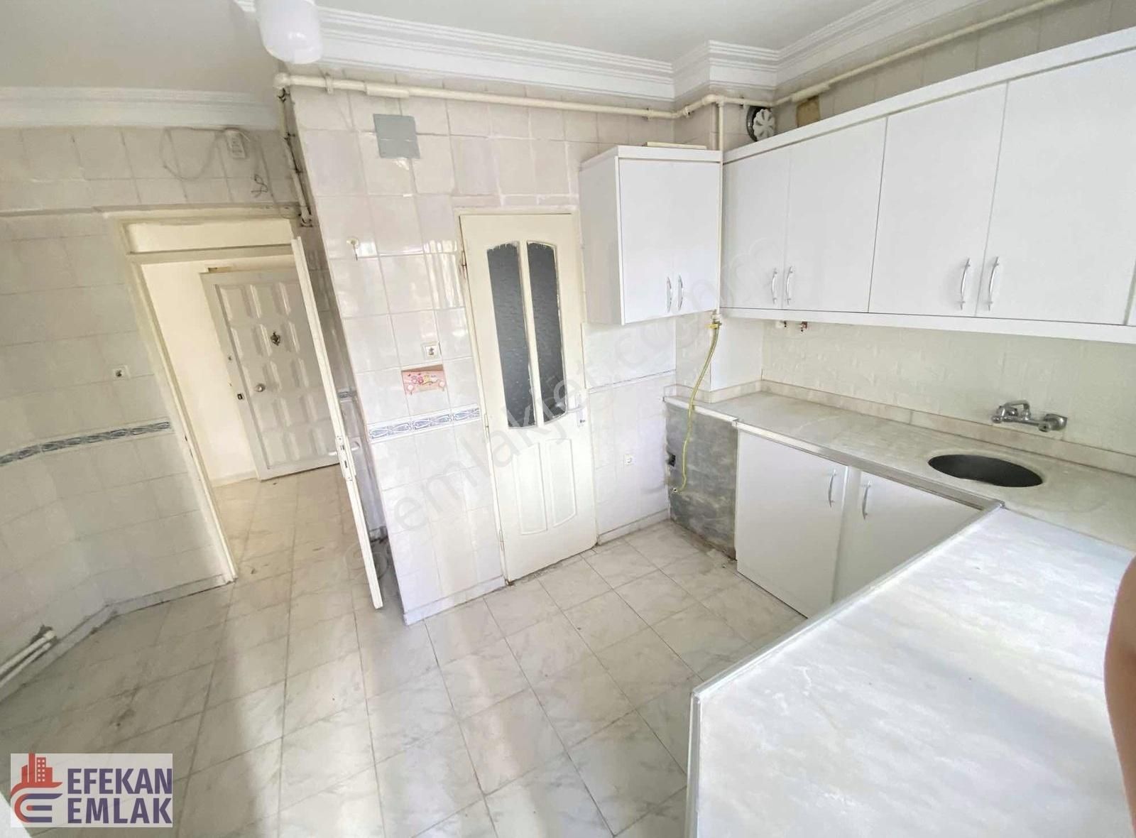 Efekan Emlak'tan Karataş Merkezi Konumda Kiralık 3+1 Daire