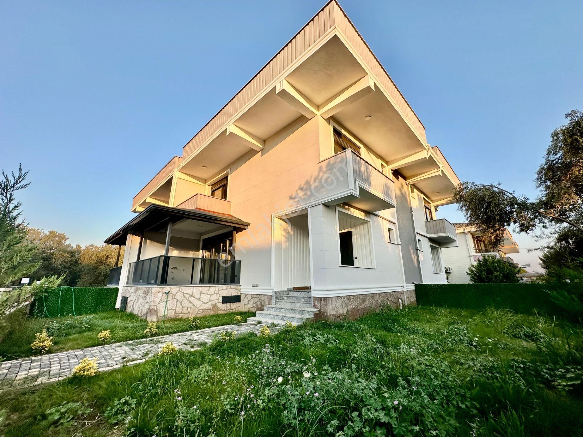 ✨akçay Ay Emlaktan✨altınolukta Kazdağları Etekleri Huzur Bulacağınız Denize 100 M Satılık 3+1 Villa
