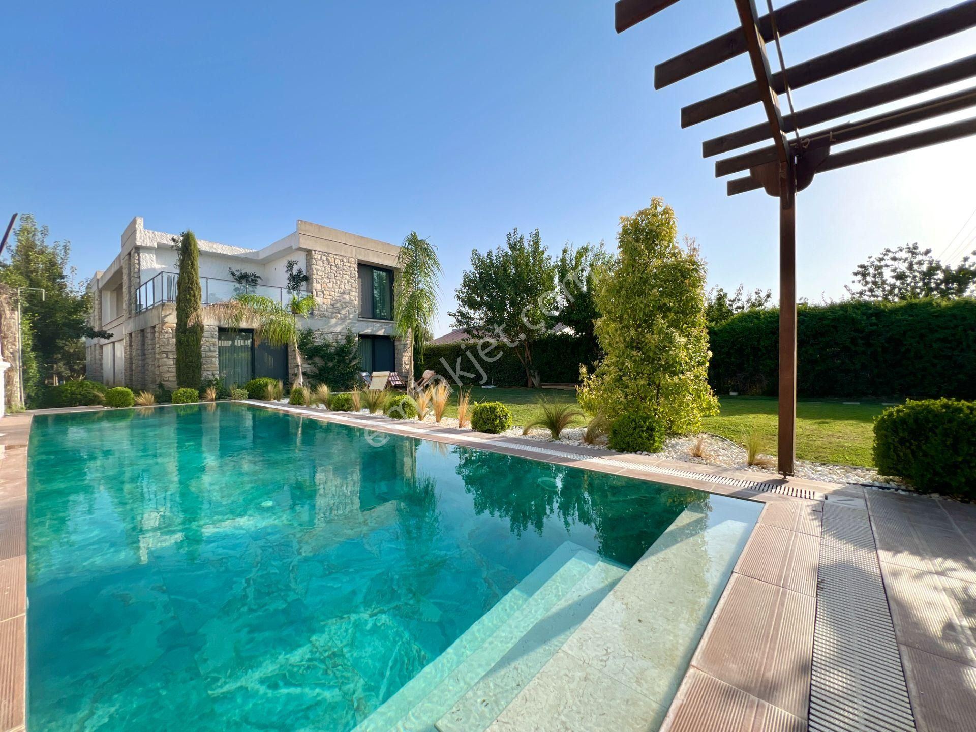 Urla Kuşçular Satılık 5+2 Özel Tasarım Havuzlu Müstakil Villa