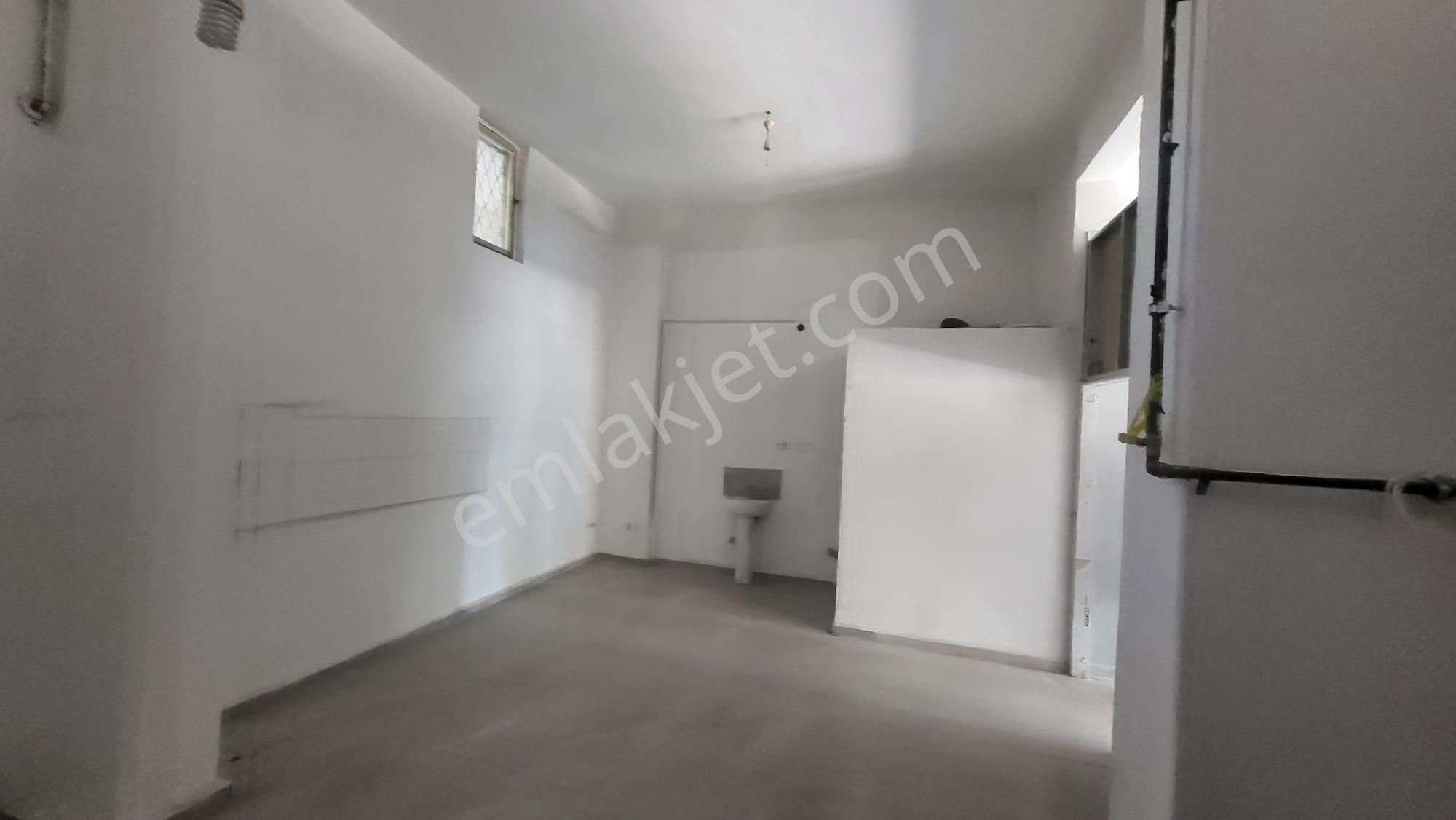 Eldenler İnşaat Emlaktan Rafiner Kavşağında Satılık Dükkan