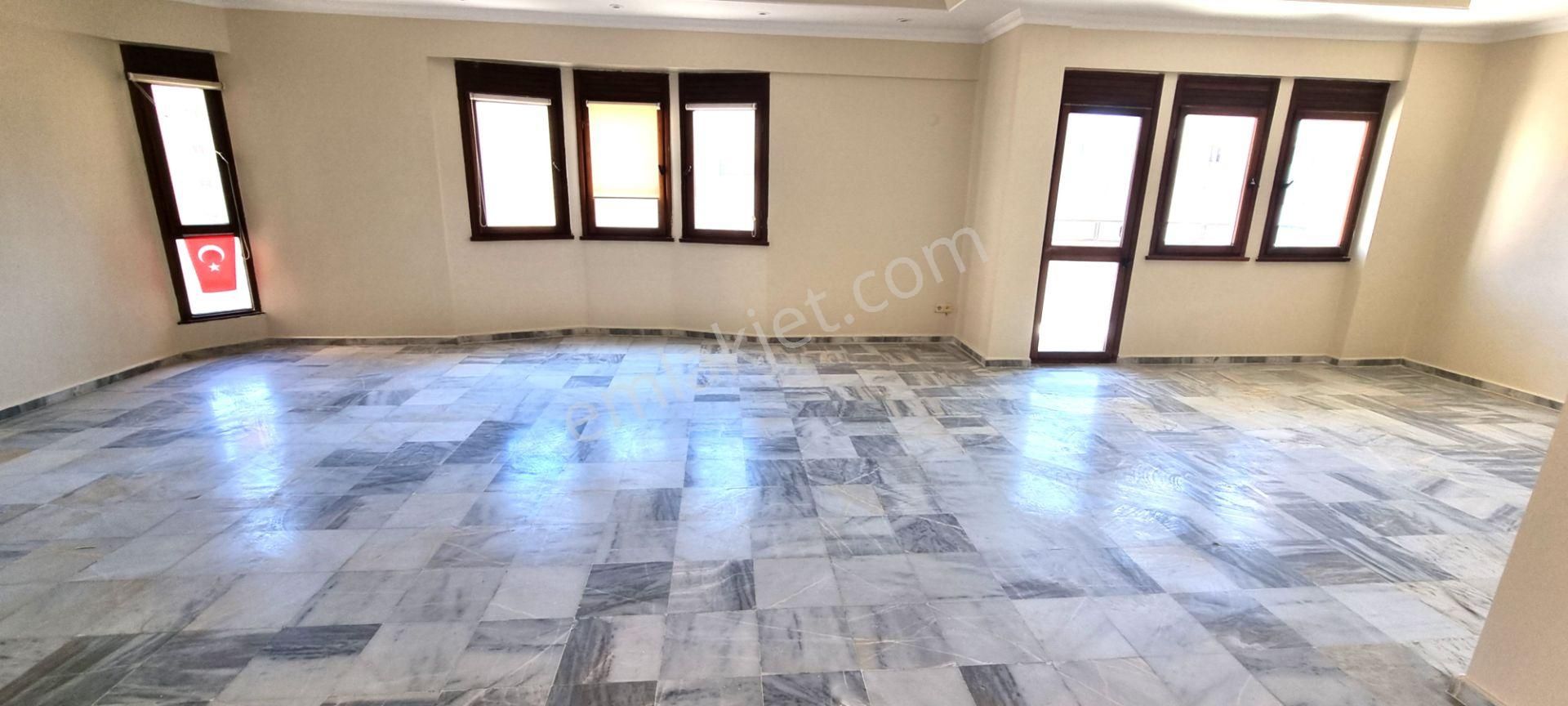 Kozyatağı Güvenlikli Sitede Yeni Boyalı Temiz 140 Net 3+1 Daire