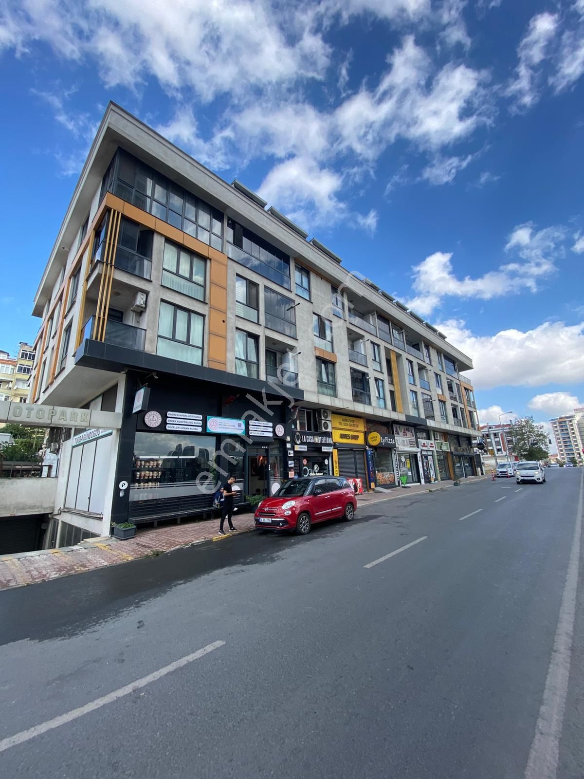 Esenyurt Güzelyurt Mahallesi 800 M2 Kiralık Dükkan İşlek Cadde Üzeri Metrobüse Marmarapark Avm 5 Dk.