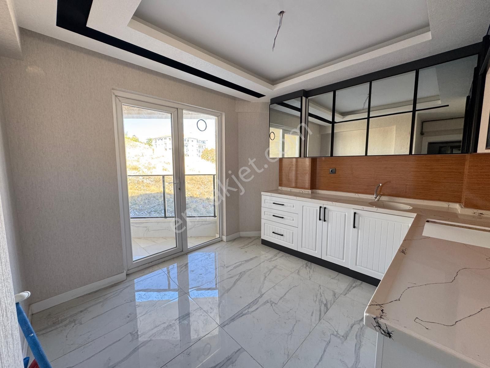 Bağlum Bulvarı Yakınında Cadde Üzeri Full Lüks Yapılı 3+1 Daire!