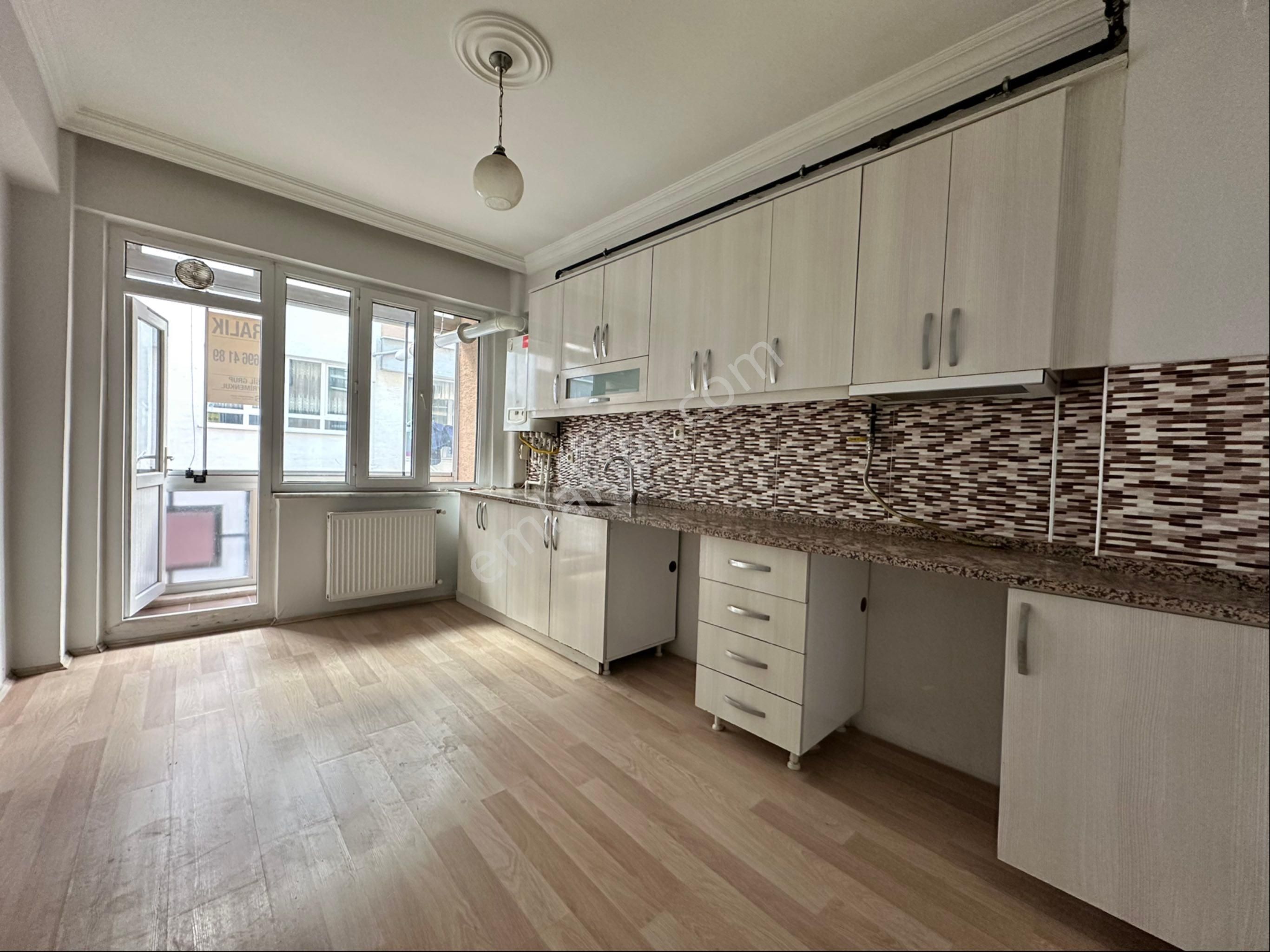 Esil Grup’tan Salı Pazarı Üst Sokağı Kiralık Ara Kat 3+1 Daire