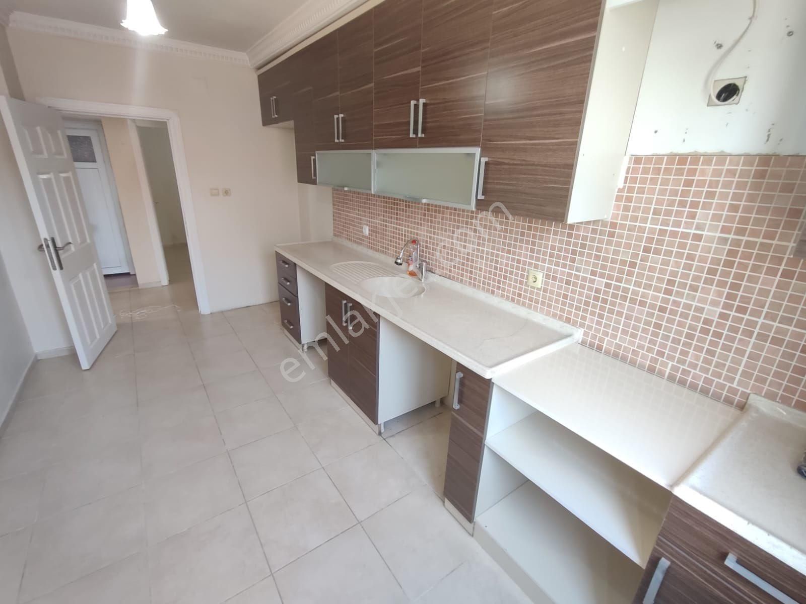 Fatih Mahallesinde Aylık Kiralık 3+1 Boş Daire