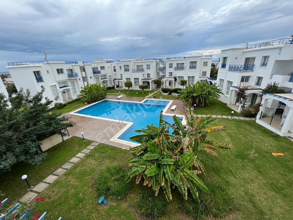 Girne Alsancak'ta Blue Mare Sitesinde Teraslı Full Eşyalı Kiralık 2+1 Daire !! Aidat Dahil Fiyat !!