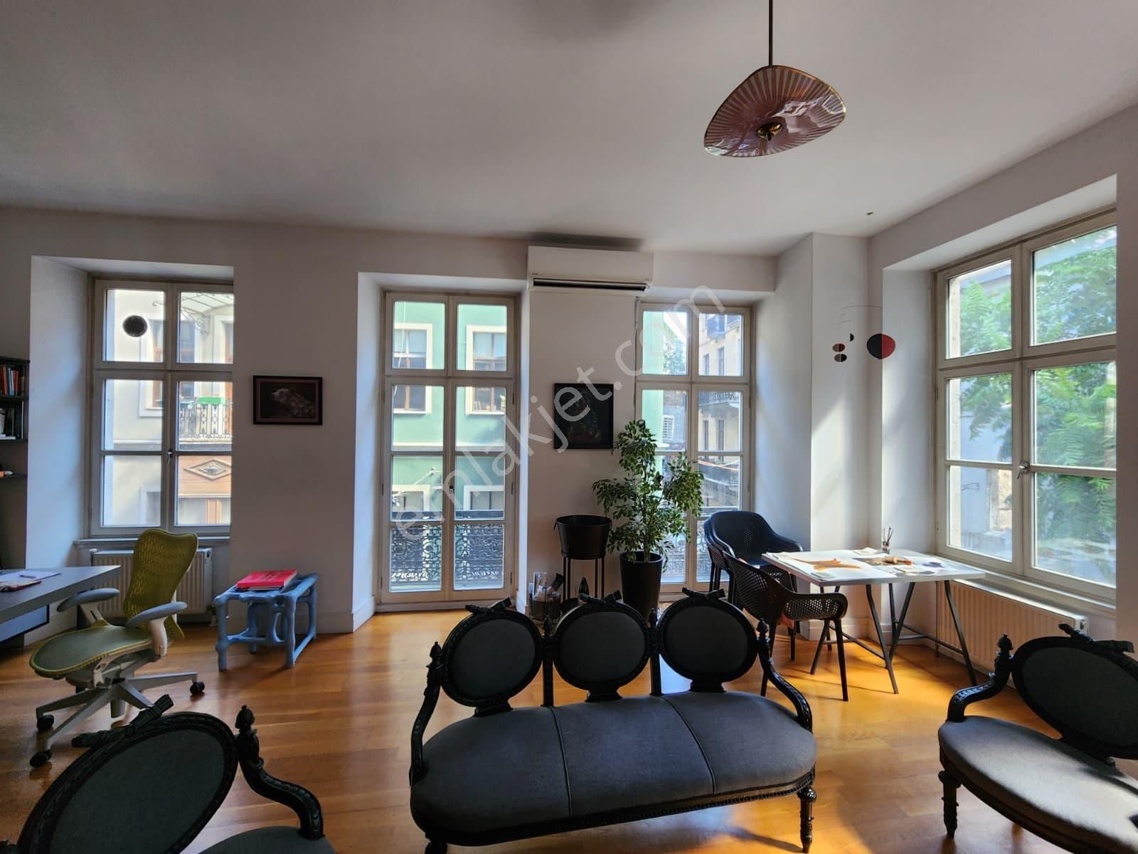Beyoğlu Pera Resıdence'ta Ferah İş Yeri