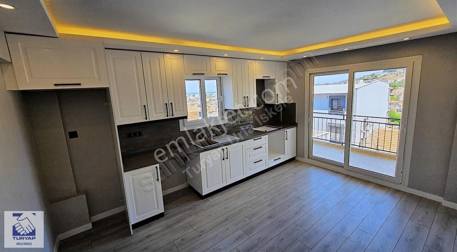 Urla Merkezde 3+1 Geniş 0 Tadilatlı Deniz Manzaralı Daire