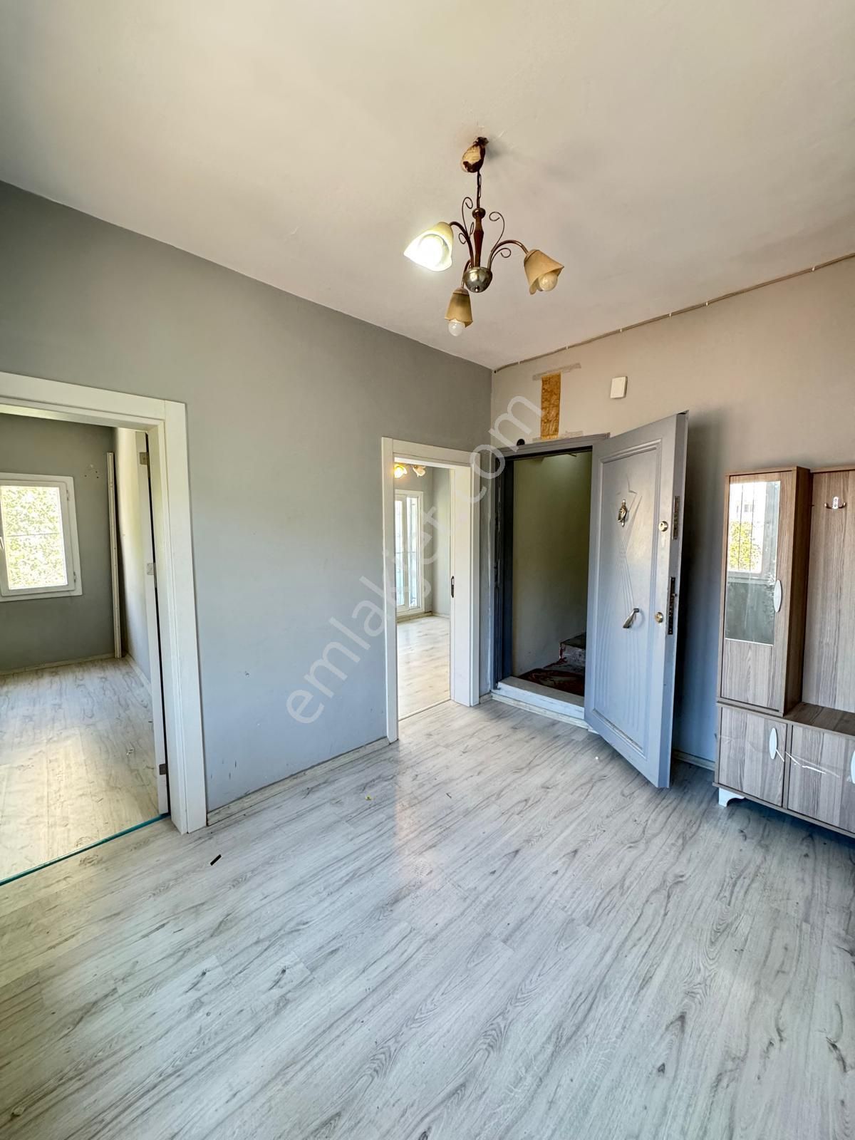 İzmir Karabağlar Yeşilyurt Mah.de Satılık 79m2 3 Katlı Mustakil - Görsel 3