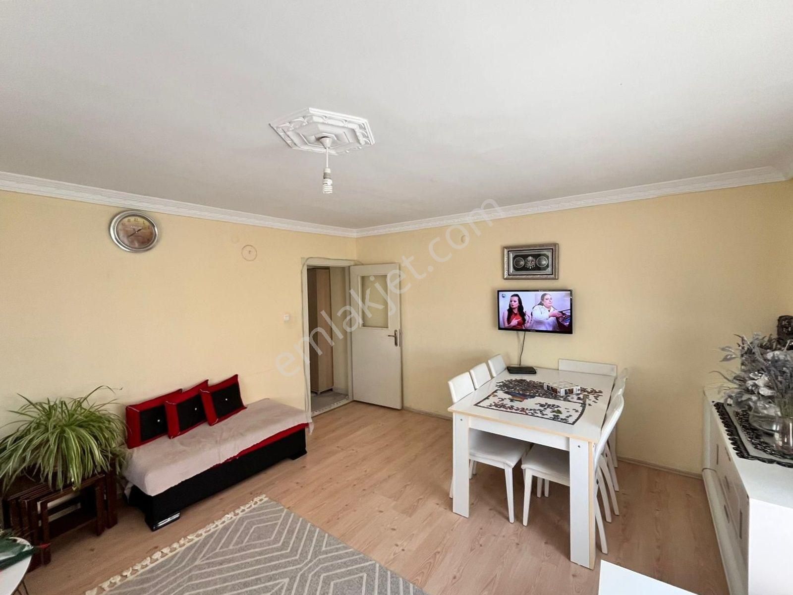 Beşikkaya'da Merkezi Konumda 3+1 Ara Katta Satılık Daire !! - Görsel 2