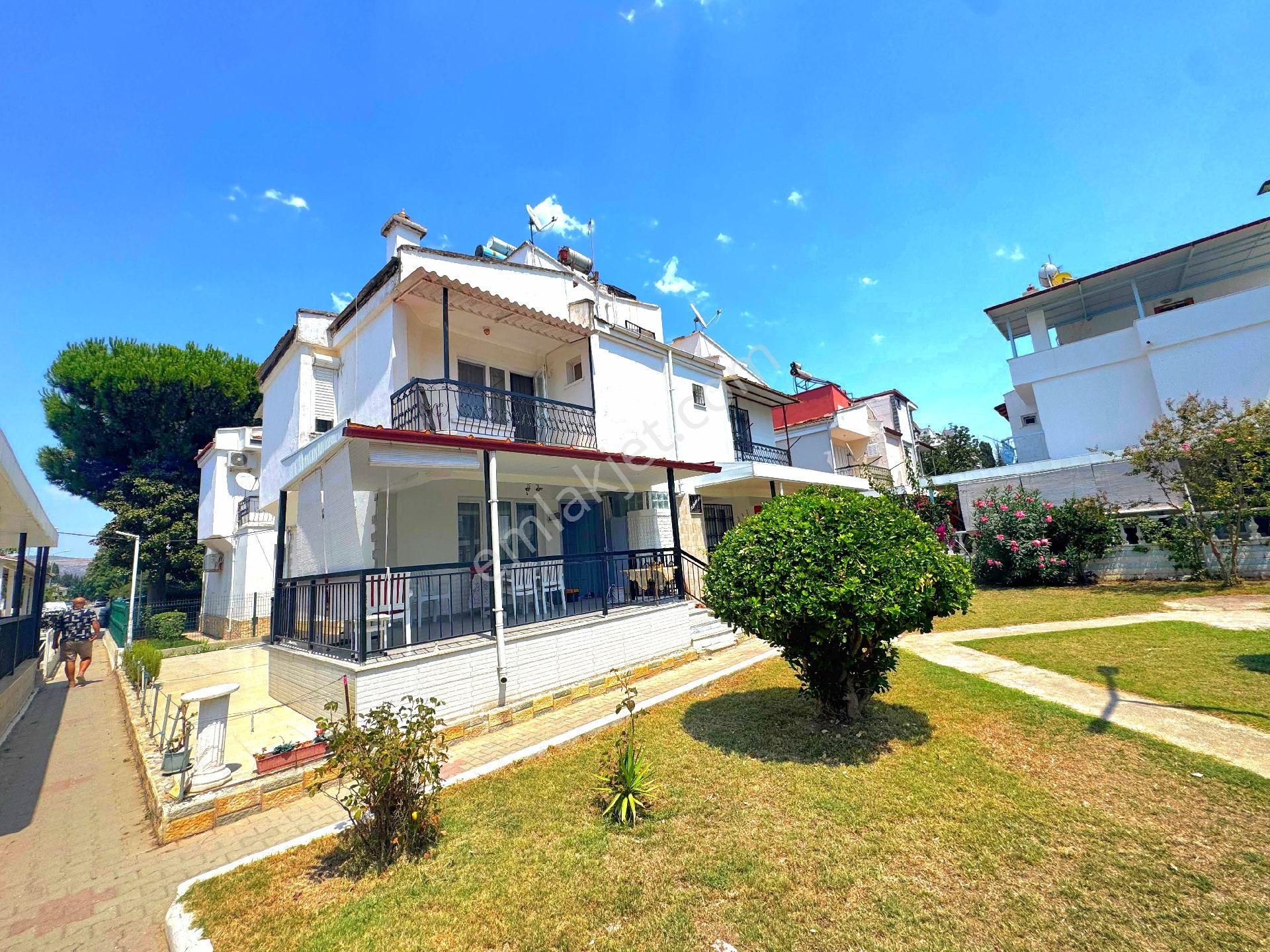 Kuşadasında Plaja Ve Avm'lere Çok Yakın Önü Açık Ferah 4+1 Villa