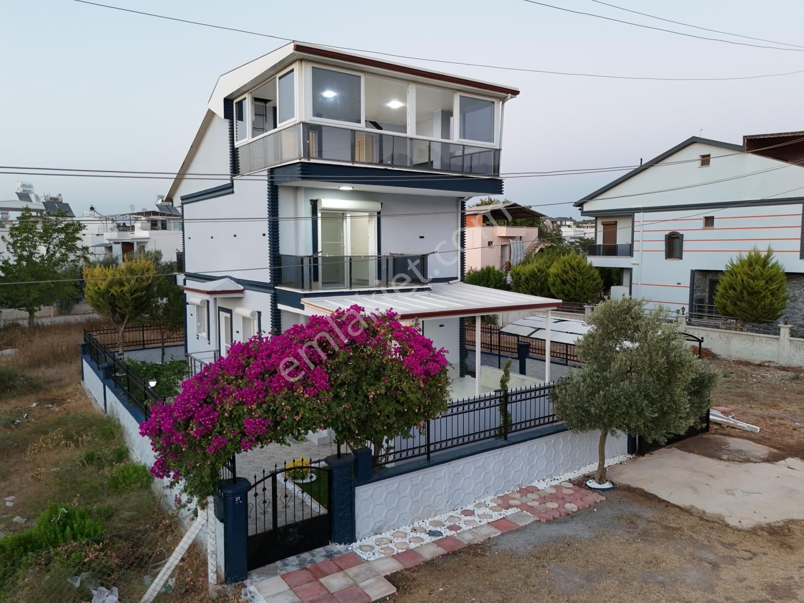 Didim Hisar Mah.sağtur Bölgesinde Şok Şok 225 M2 Arsa İçinde 3+1 Tam Müstakil Villamız Denize 550m
