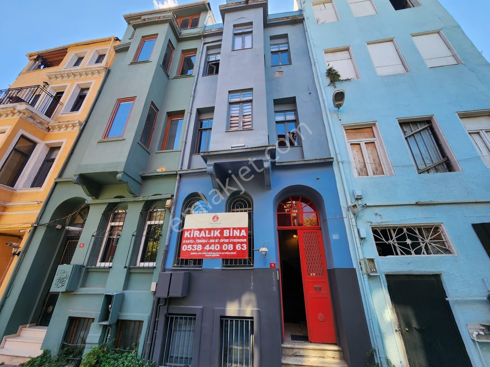 Balatta En İyi Konumda Kiralık Komple Bina İş Yeri (ofis)